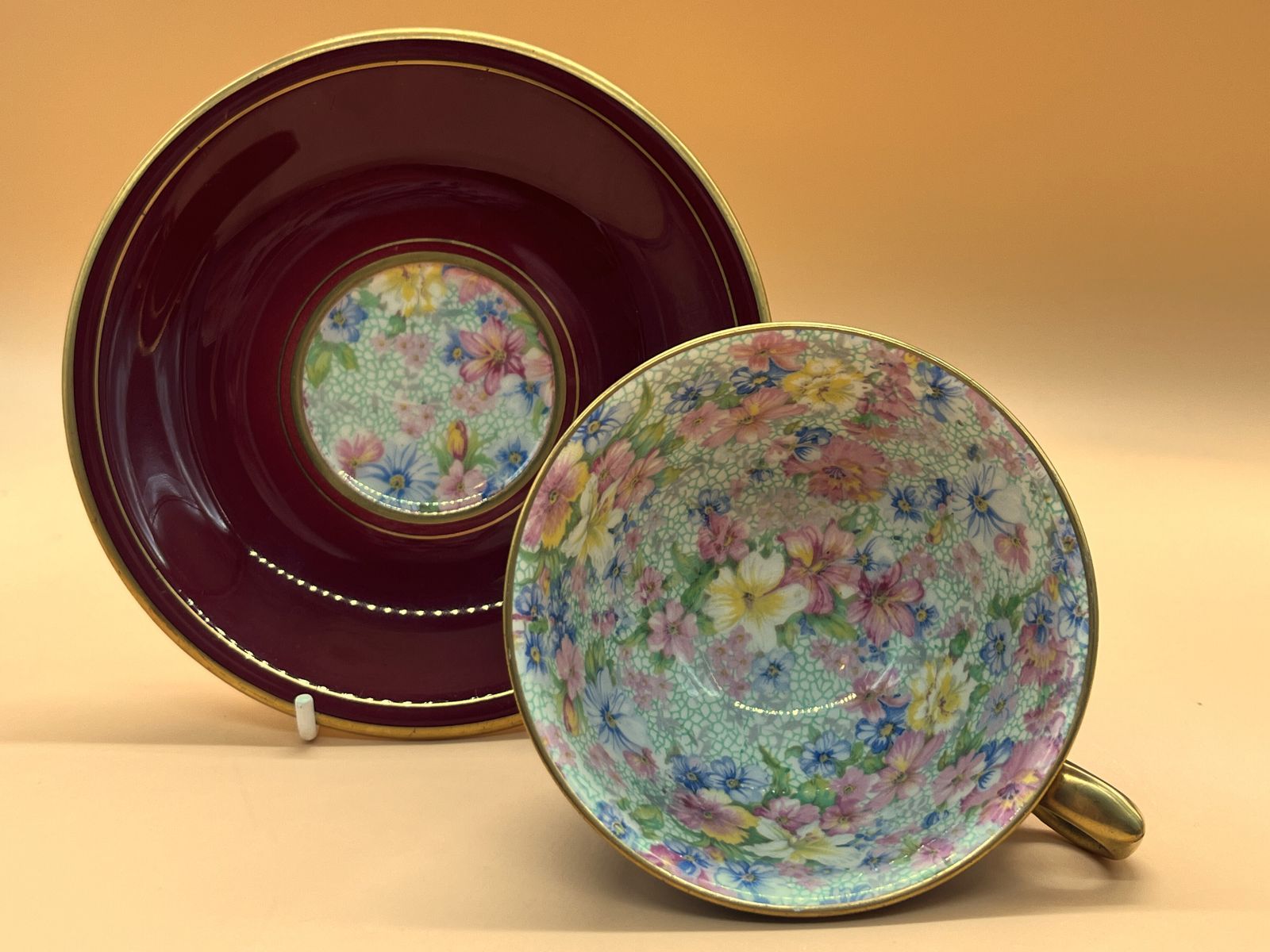 Royal Winton Pottery Marion Chintz Best Gold, tasse à thé à pied et large ouverture avec soucoupe, vers 1930.