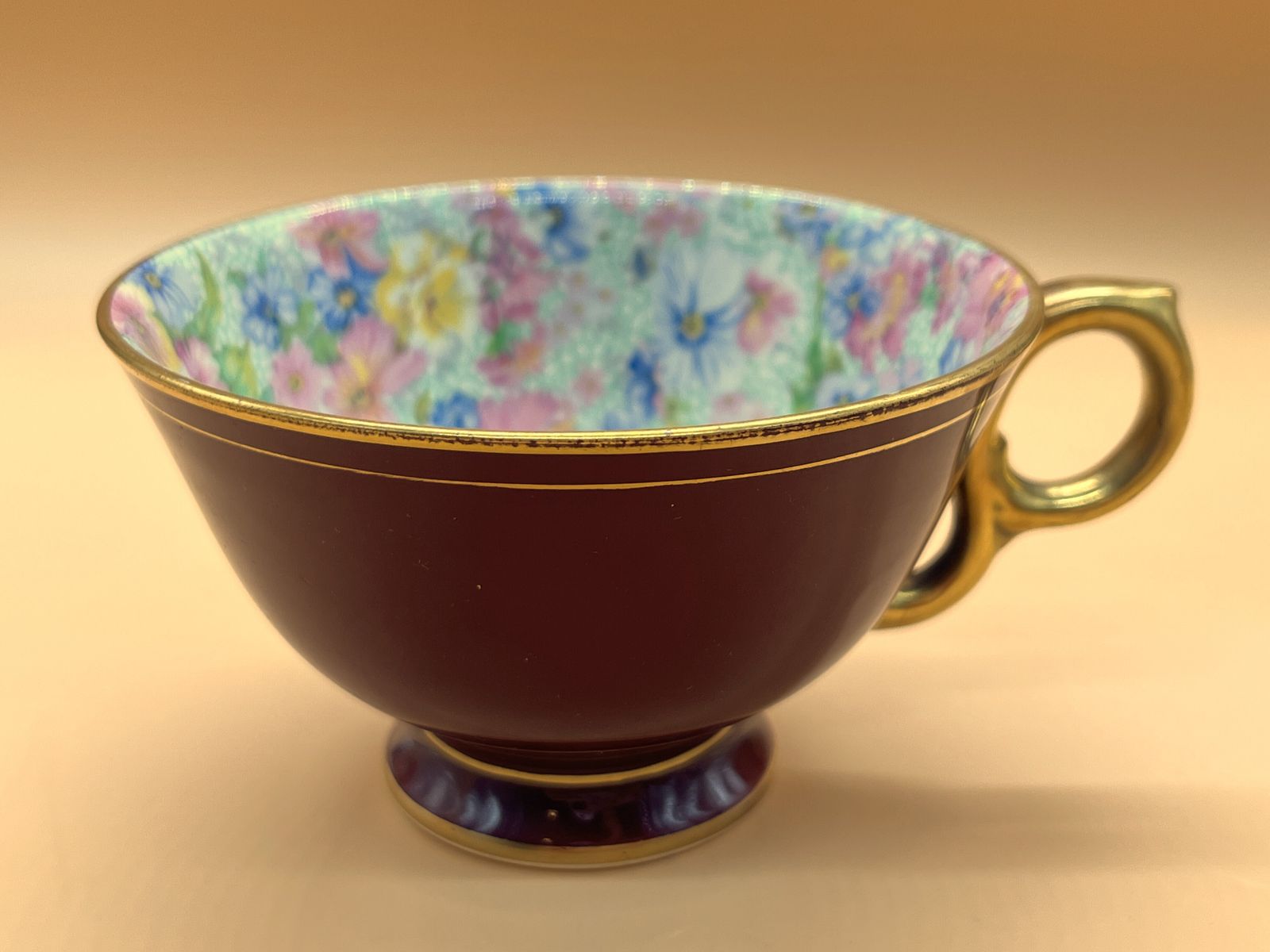 Royal Winton Pottery Marion Chintz Best Gold, tasse à thé à pied et large ouverture avec soucoupe, vers 1930. photo 95.0