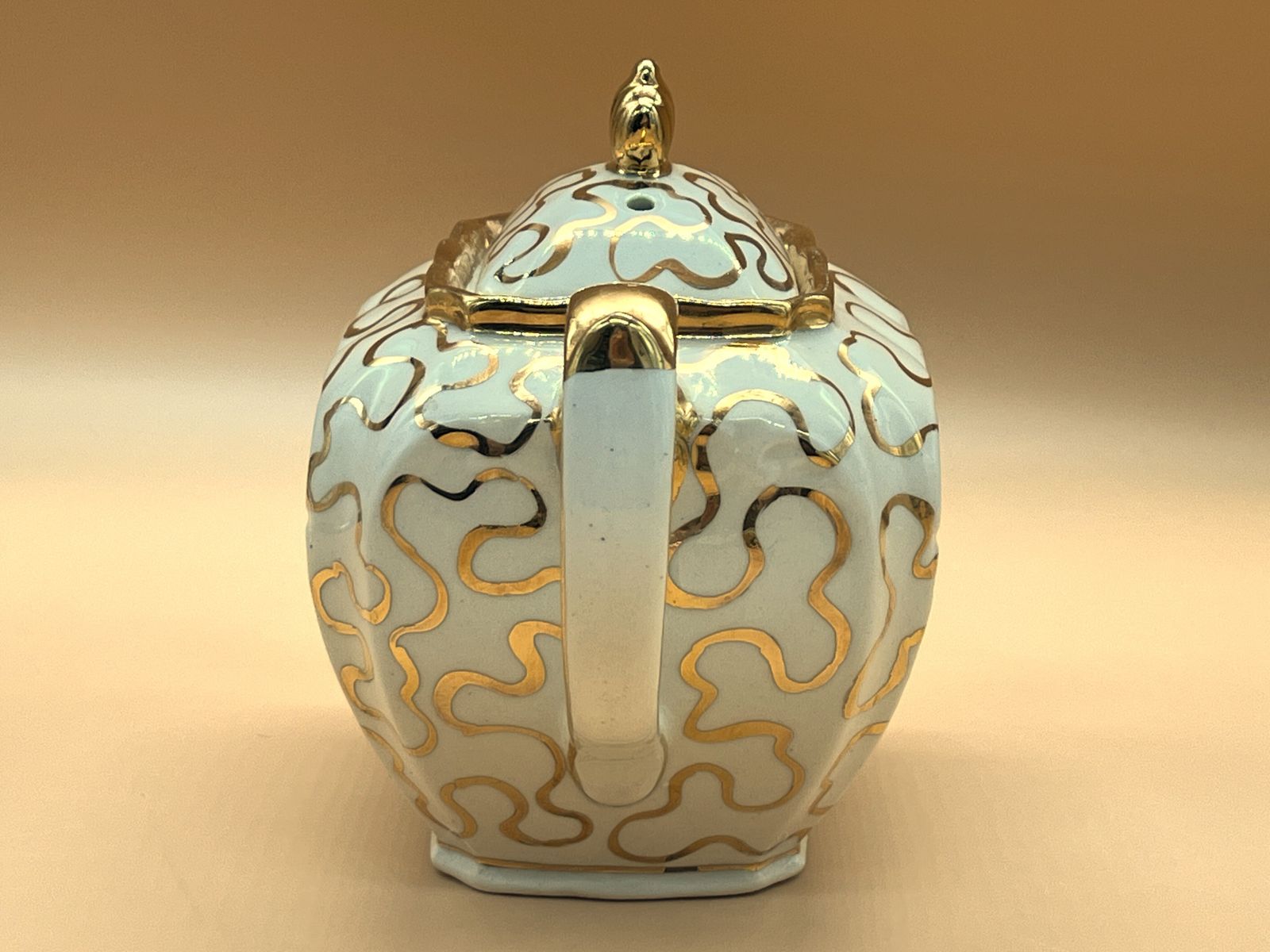 Vintage Sadler Pottery Cube goud en wit Squiggle theepot voor 2 kopjes. Ca. 1940/50. photo Woonaccessoires