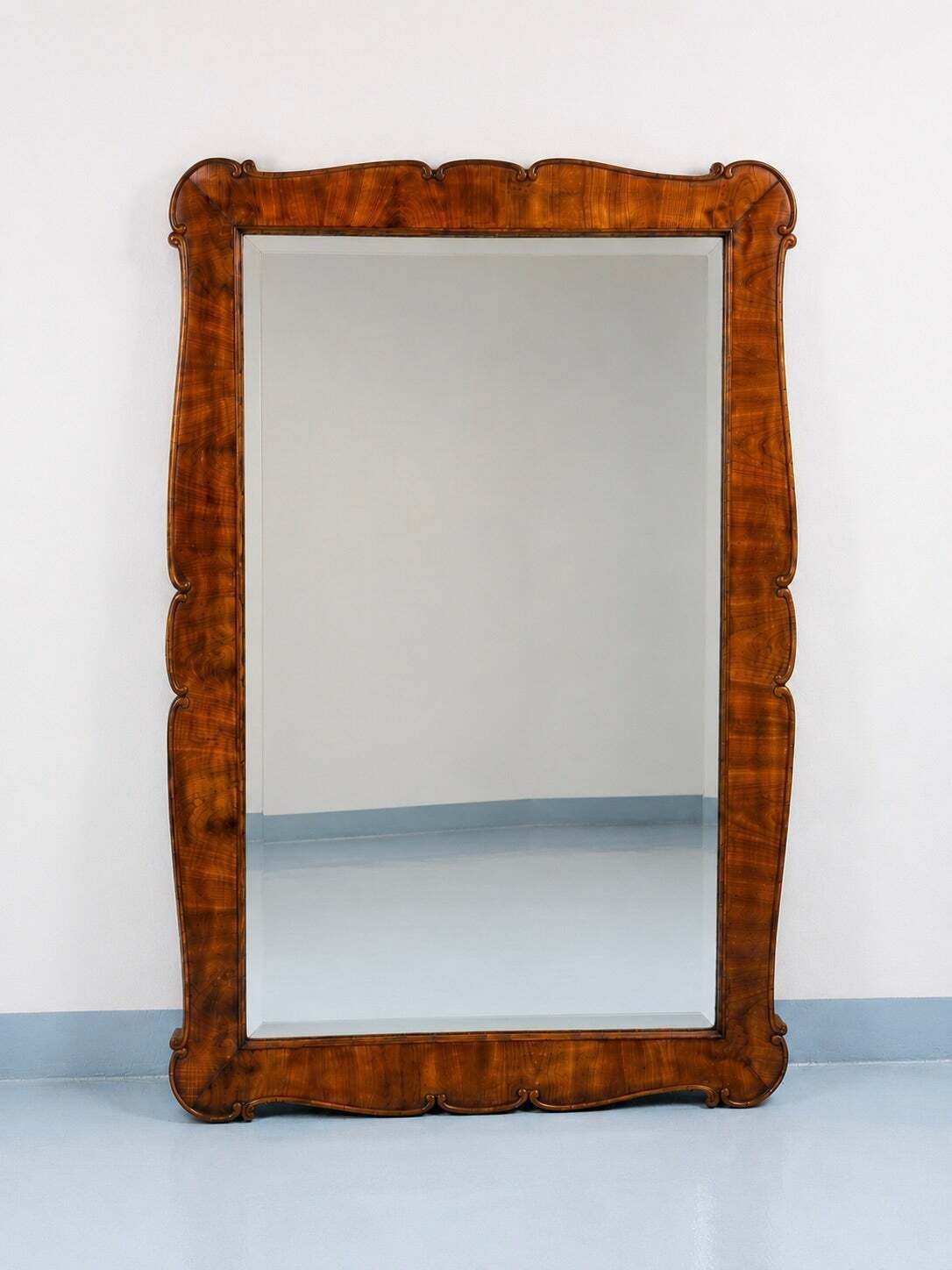 Grote Biedermeier wandspiegel van gesneden en geschulpte kersenhout, Wenen, 1850 - 150 × 99 cm