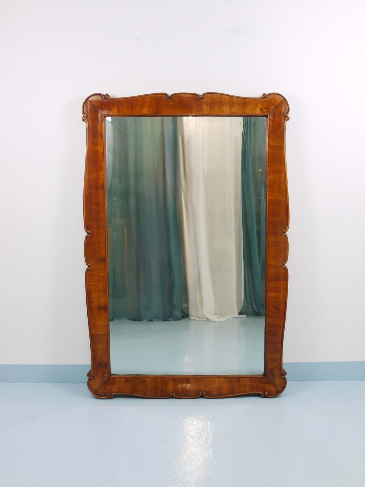 Grote Biedermeier wandspiegel van gesneden en geschulpte kersenhout, Wenen, 1850 - 150 × 99 cm photo furniture