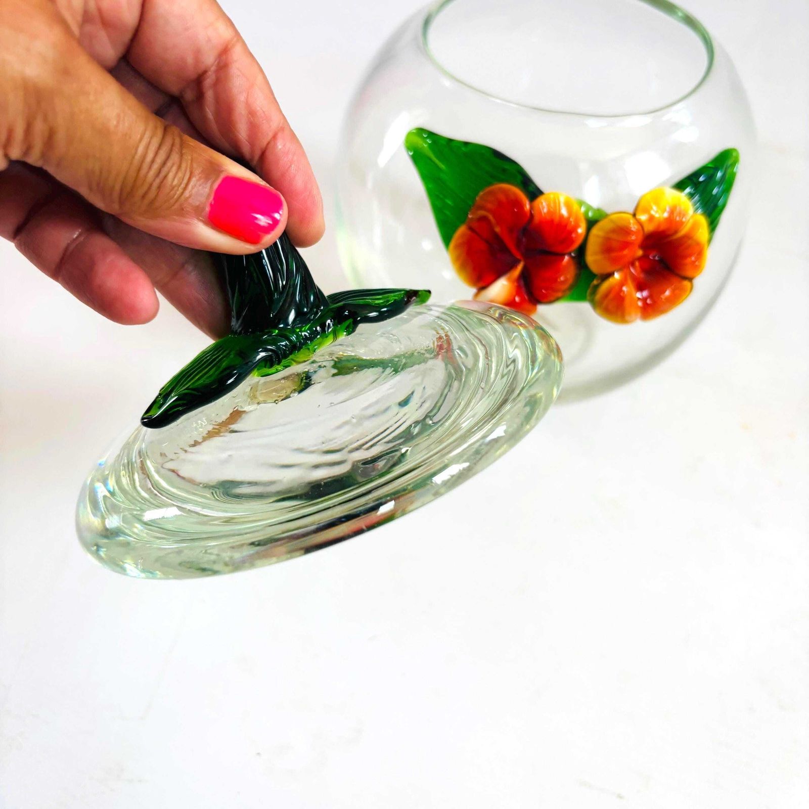 photo vinterior Grote jaren 1970 handgeblazen Murano stijl kunstglas bonbonnière en voorraadpot met opgezette 3D bloemen (21 cm)