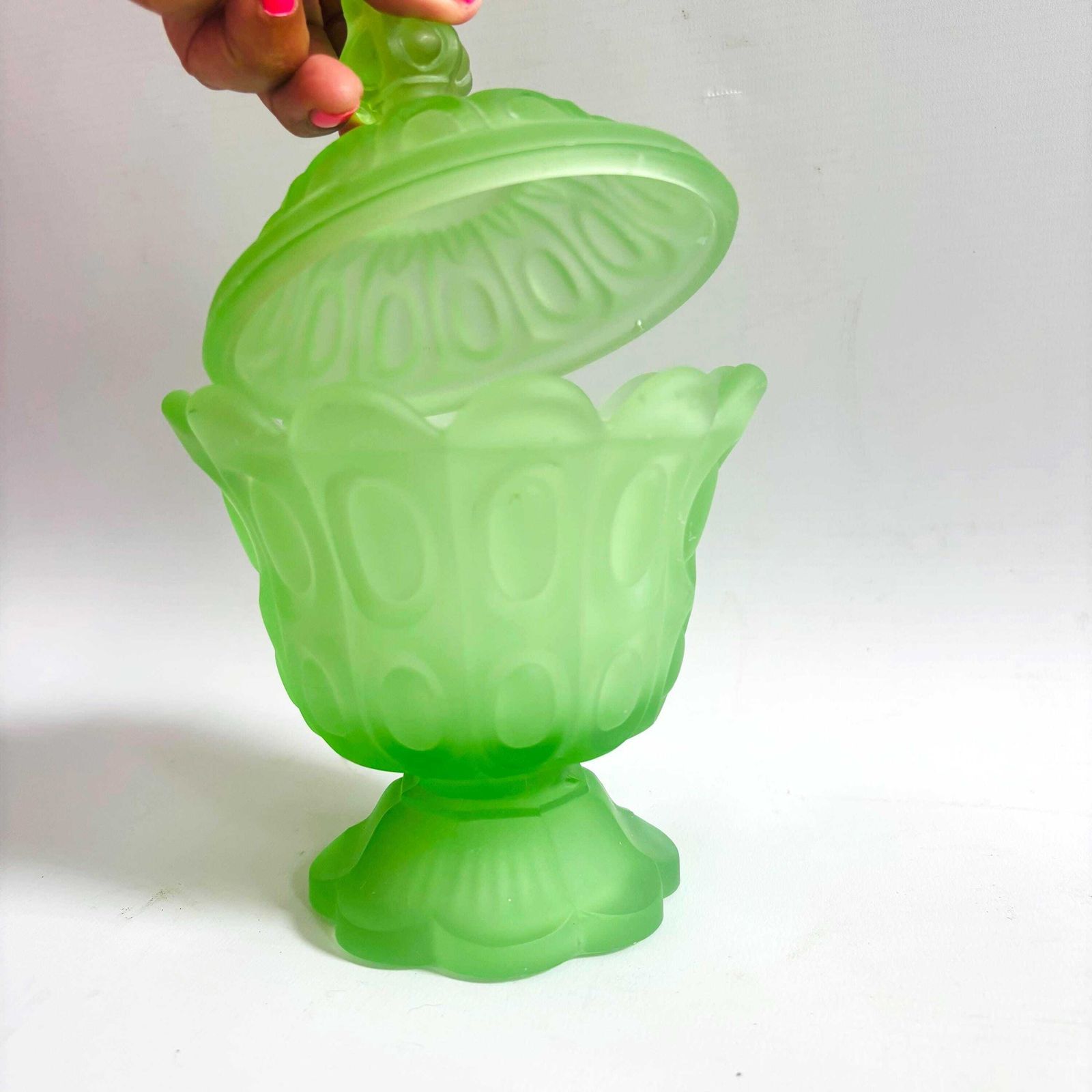 Vintage groene satijnen uraniumglazen snoepschaal, Indiana Glass King's Crown dekselcompote 20 cm photo vintage