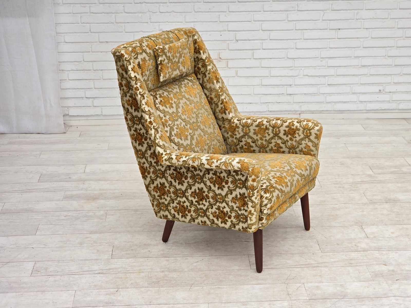 Jaren 1970, Deense fauteuil met hoge rug, bruin/beige meubelstof, teakhout. photo furniture