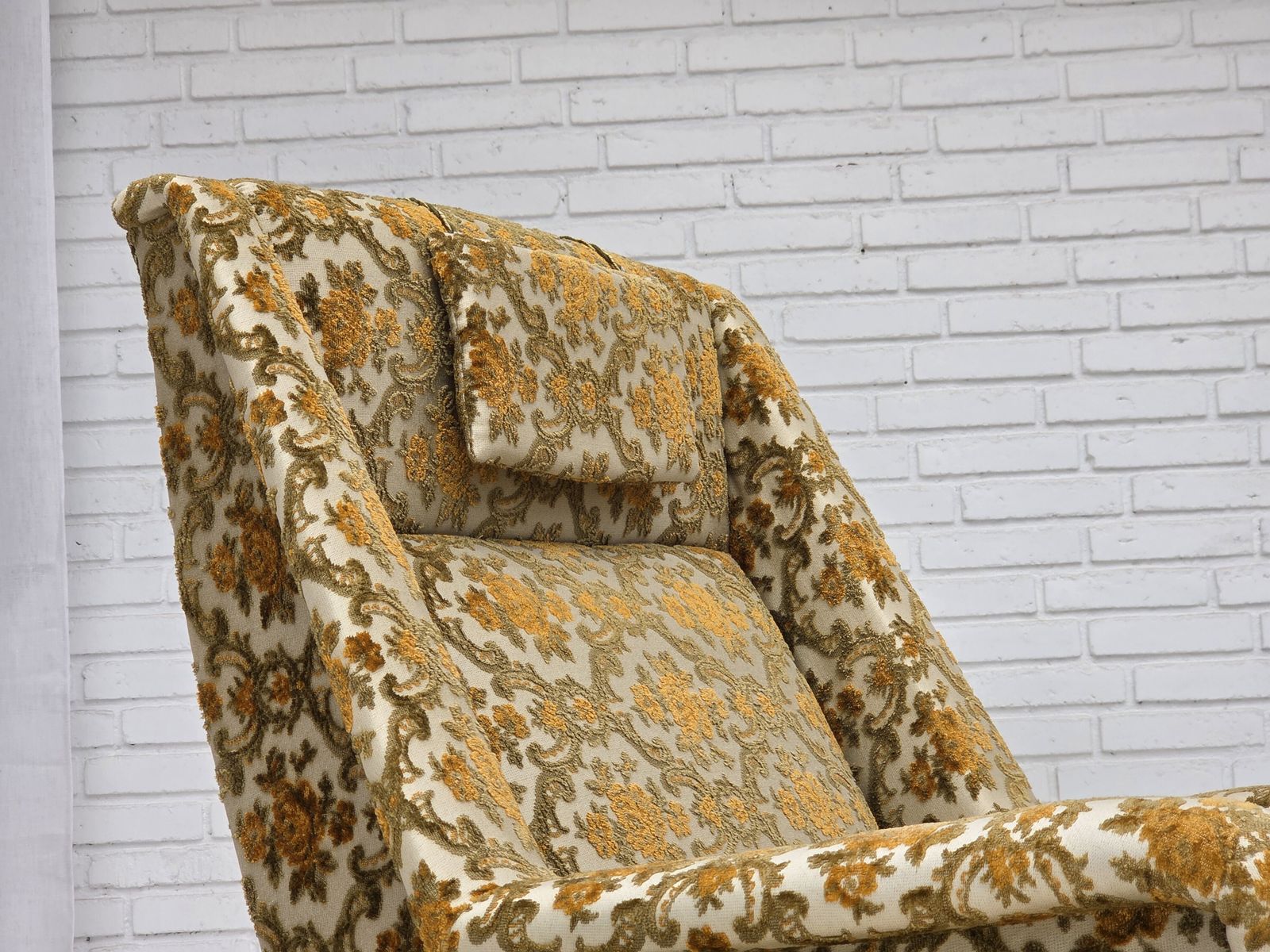 Jaren 1970, Deense fauteuil met hoge rug, bruin/beige meubelstof, teakhout. photo Meubels