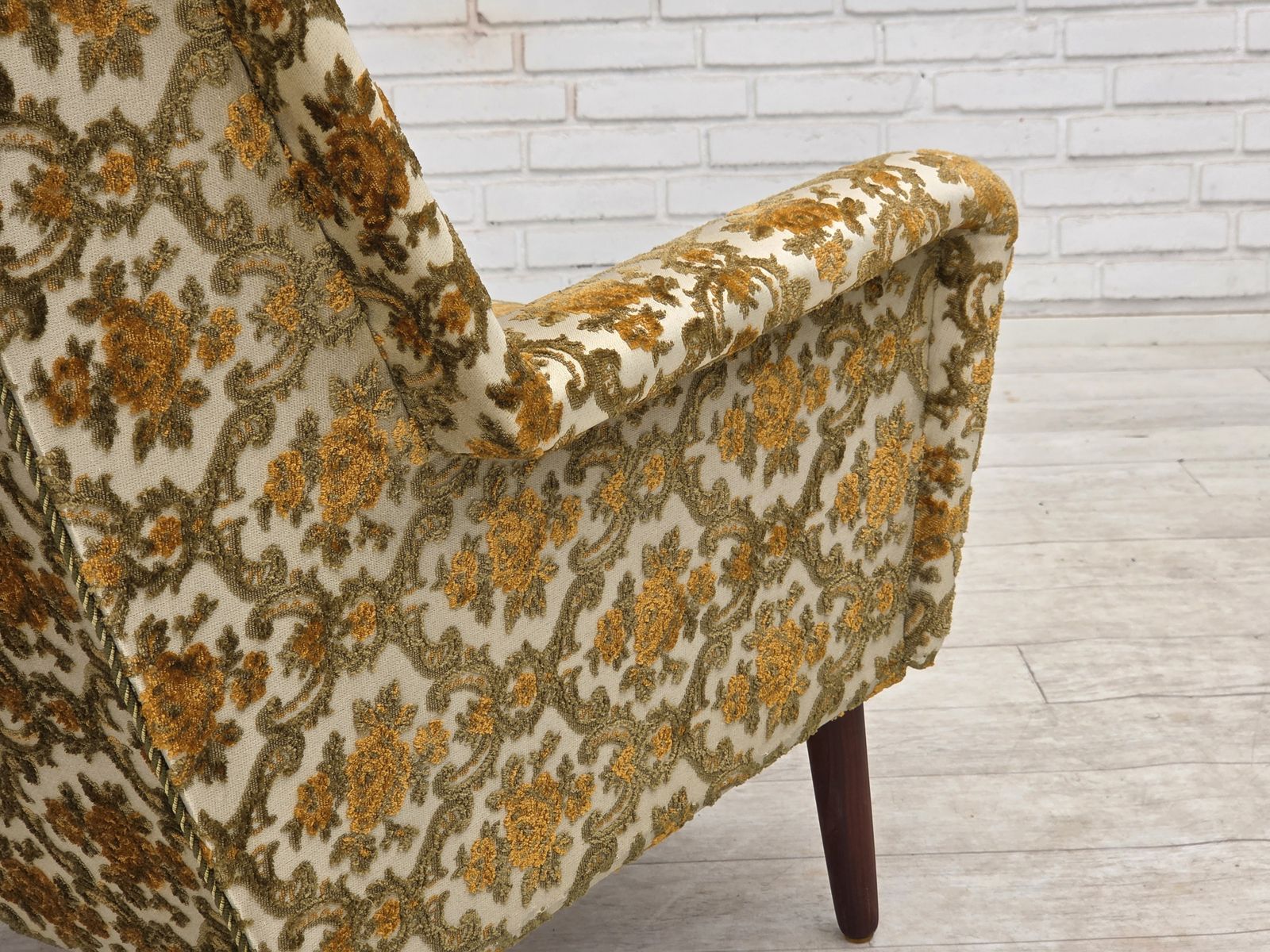 photo for sale Jaren 1970, Deense fauteuil met hoge rug, bruin/beige meubelstof, teakhout.