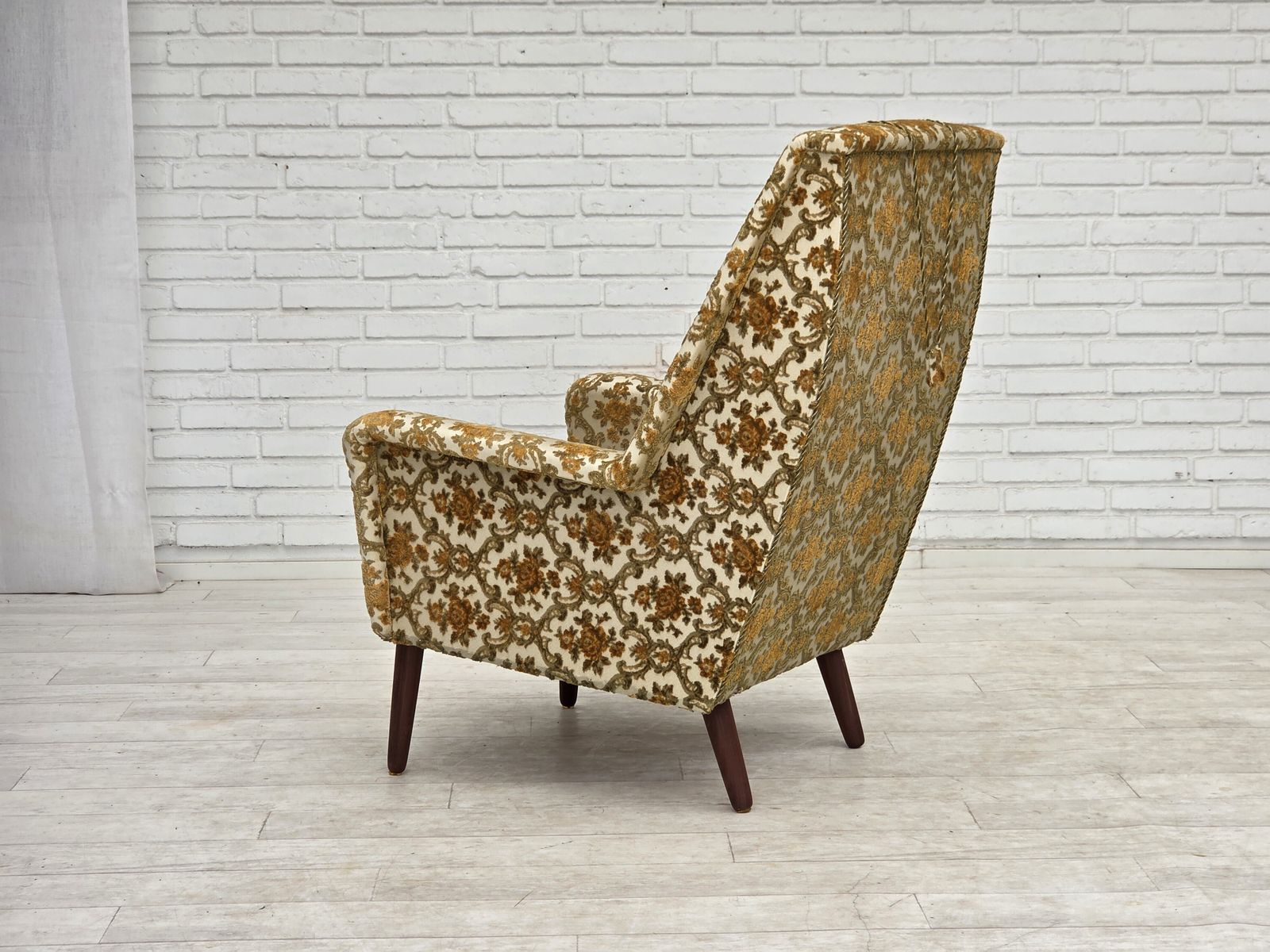 photo vinterior Jaren 1970, Deense fauteuil met hoge rug, bruin/beige meubelstof, teakhout.