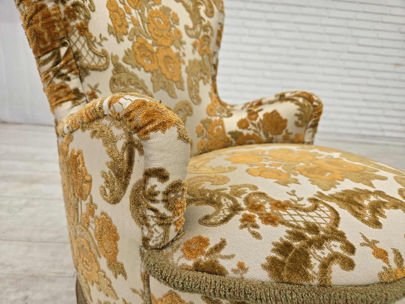 photo furniture Ca. jaren 1970, set van 2 kleine Deense fauteuils, bruin/beige meubelstof.