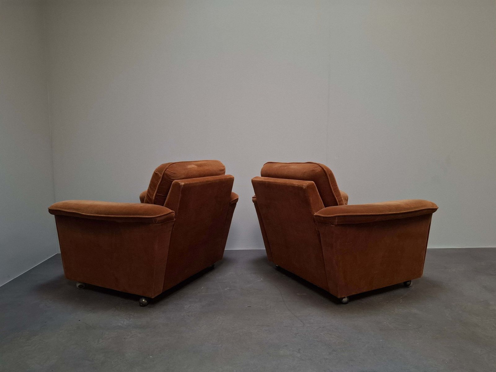Mobilier Paire de fauteuils de salon mid-century modern tchèques à roulettes photo
