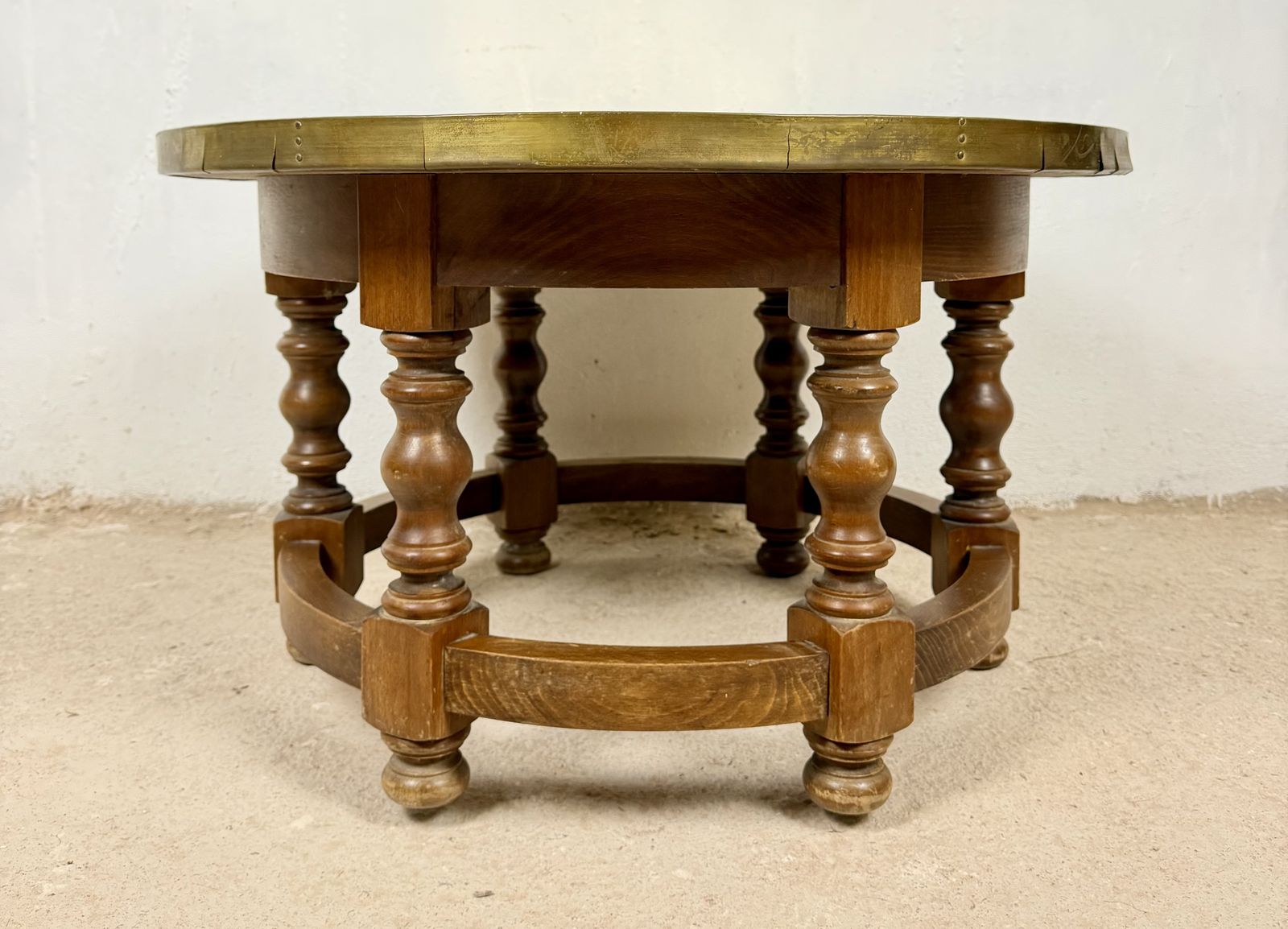 Spaanse salontafel met messing tafelblad, midden 20e eeuw photo Meubels