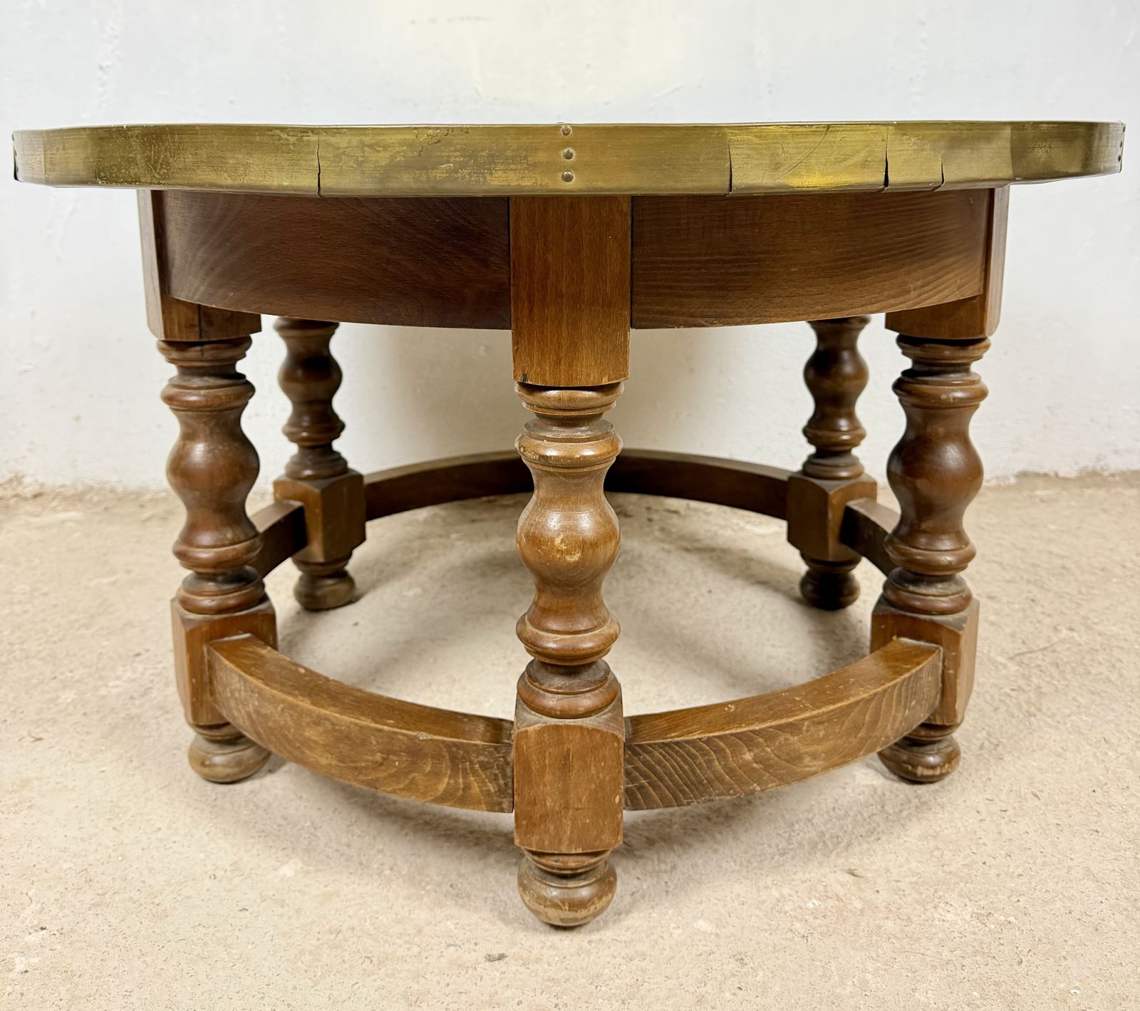 Spaanse salontafel met messing tafelblad, midden 20e eeuw photo vintage