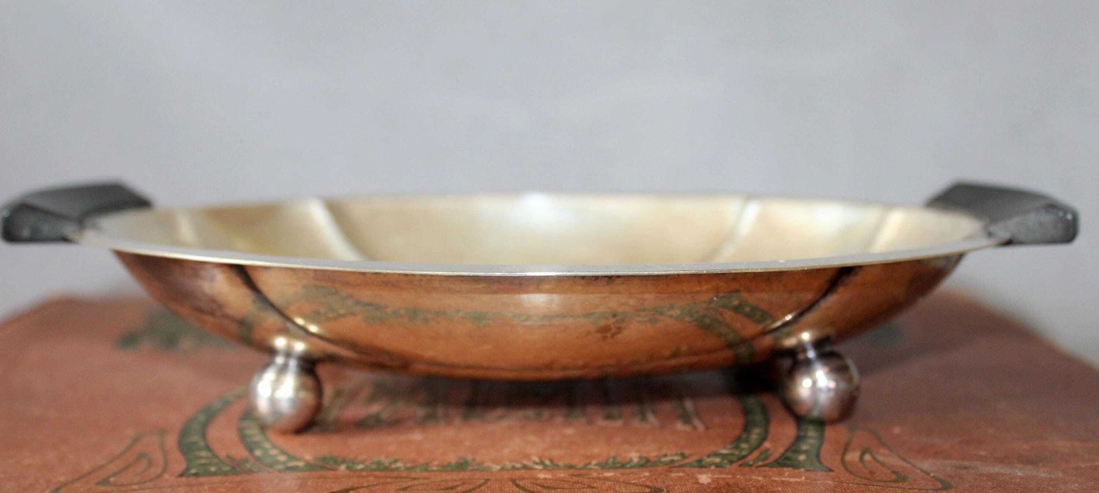 81.0 Art Deco Verzilverde Gehamerde Schaal, Duits Hoka Weissmetall Mit Feinsilberauflage, Duitsland, Bolpootjes, Centerpiece, Sieradenschaal photo