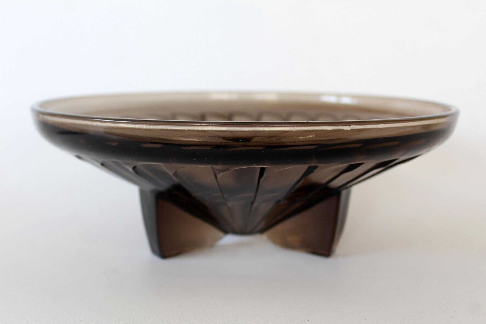 Grand bol en verre fumé brun Art déco français, vers les années 1930, verre pressé, coupe à fruits, pièce centrale, motif géométrique, motif de plumes photo for sale