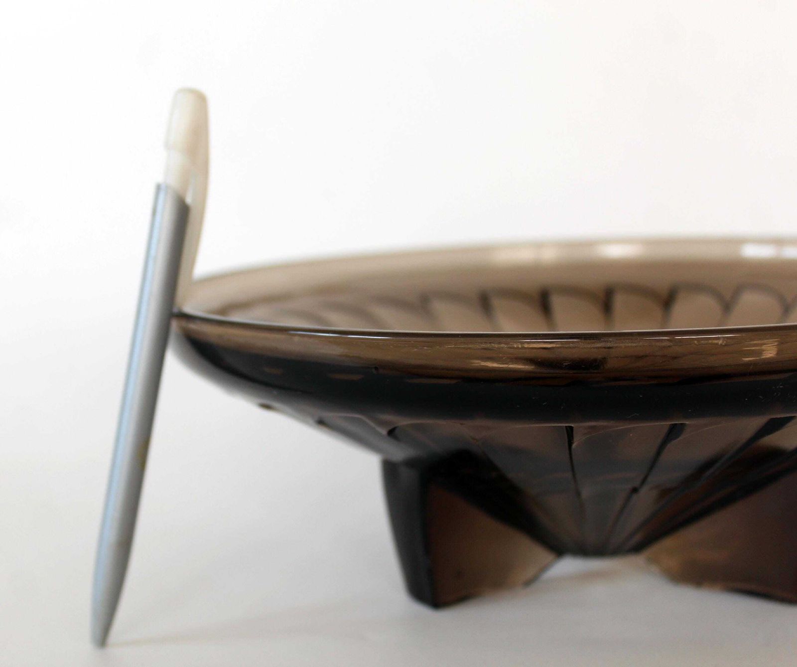 Grand bol en verre fumé brun Art déco français, vers les années 1930, verre pressé, coupe à fruits, pièce centrale, motif géométrique, motif de plumes photo Décoration