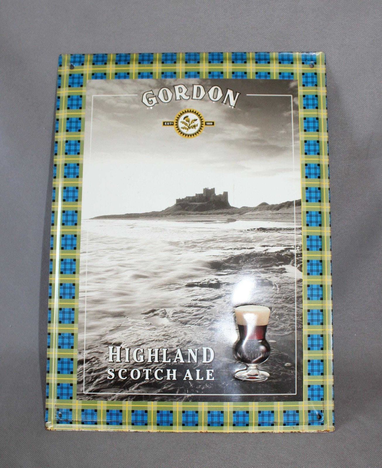Grande plaque publicitaire vintage en métal embossé Gordon Highland Scotch Ale, 44 cm de hauteur, château de Bamburg, tartan écossais, pub taverne bière