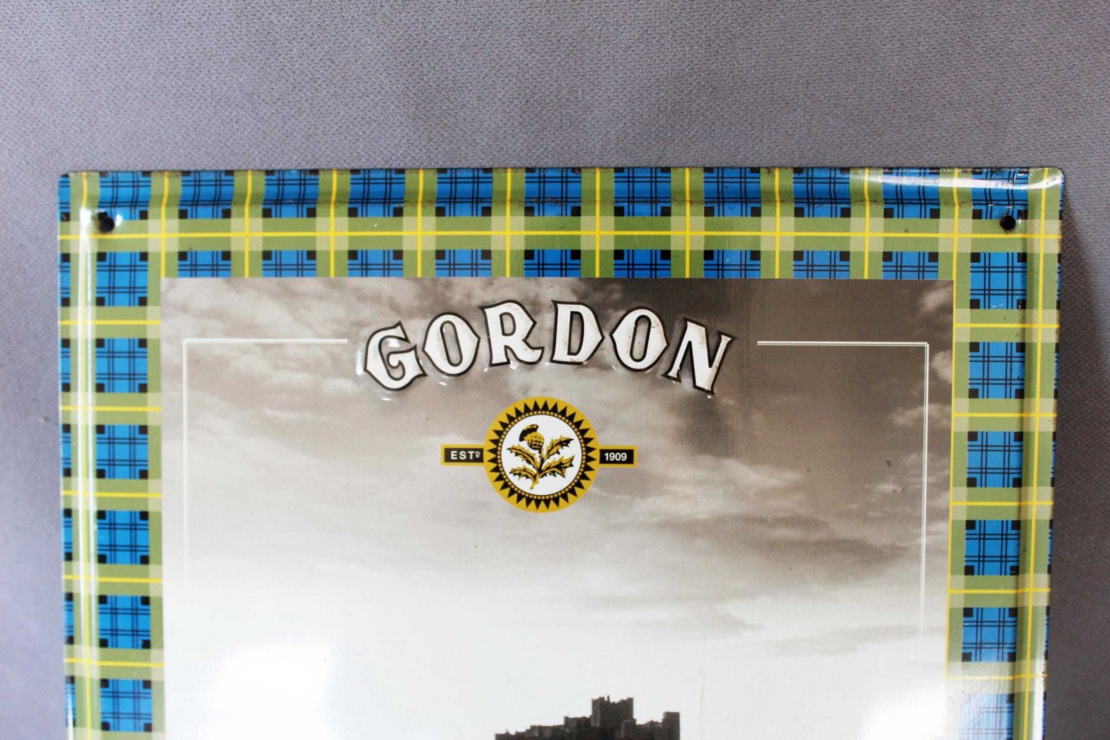 Grande plaque publicitaire vintage en métal embossé Gordon Highland Scotch Ale, 44 cm de hauteur, château de Bamburg, tartan écossais, pub taverne bière photo furniture
