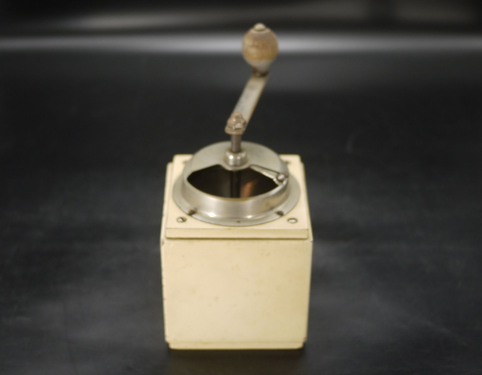 photo furniture Moulin à café manuel en bois Pede Dienes modèle 718, années 1950