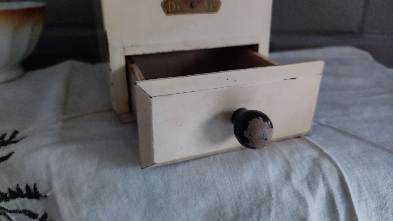 photo for sale Pede Dienes Houten Handmatige Koffiemolen Model 718, jaren 1950