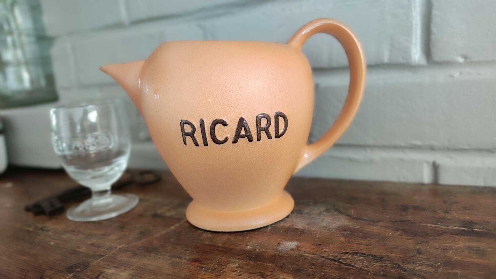 Pichet à eau en grès Ricard, marque française de pastis photo Décoration