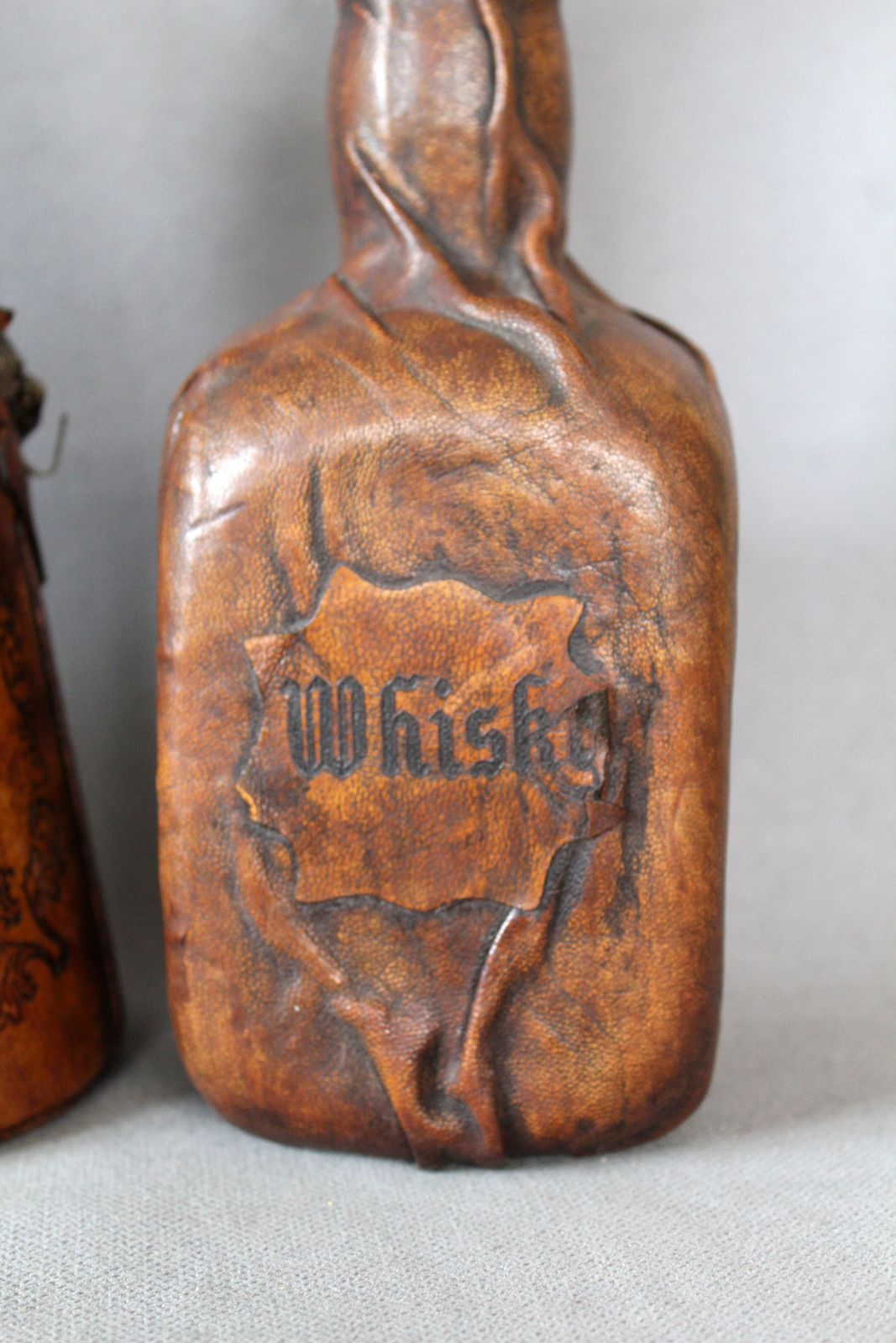 Set van 3 vintage Italiaanse leren beklede glazen karaffen, Italy Wrapped Bottle, Whisky Cognac, leeuwenkop, handversierd, haken, stop photo 81.0
