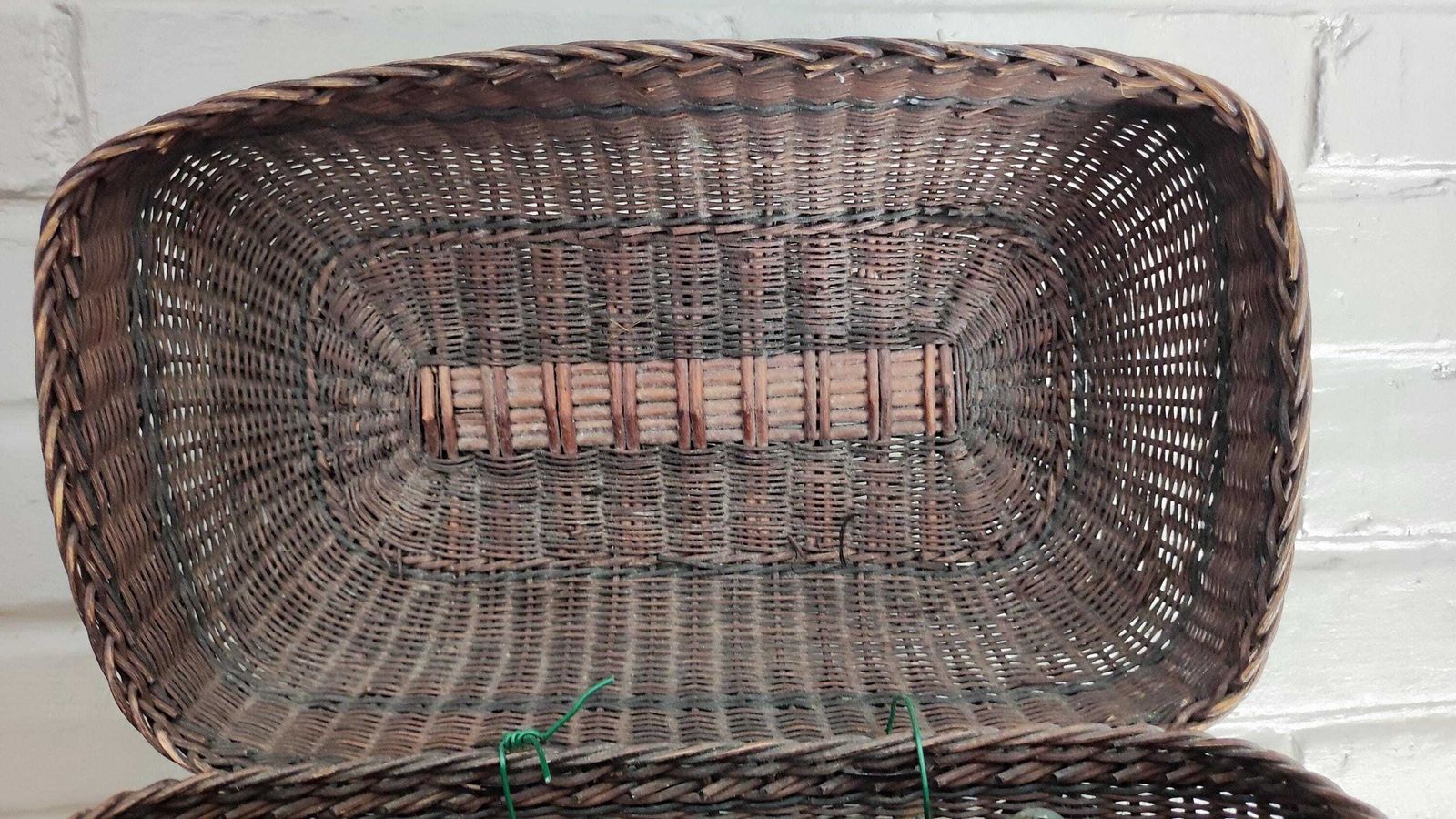 Antieke Franse donkere gevlochten rieten boerenmandje met handvatten photo buy