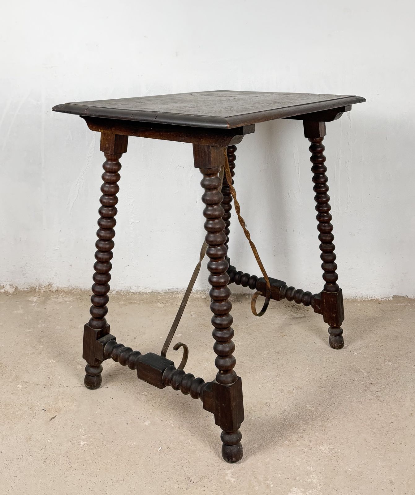 Spaanse bijzettafel met gedraaide poten en smeedijzeren verbindingsstangen, jaren 1930 photo buy