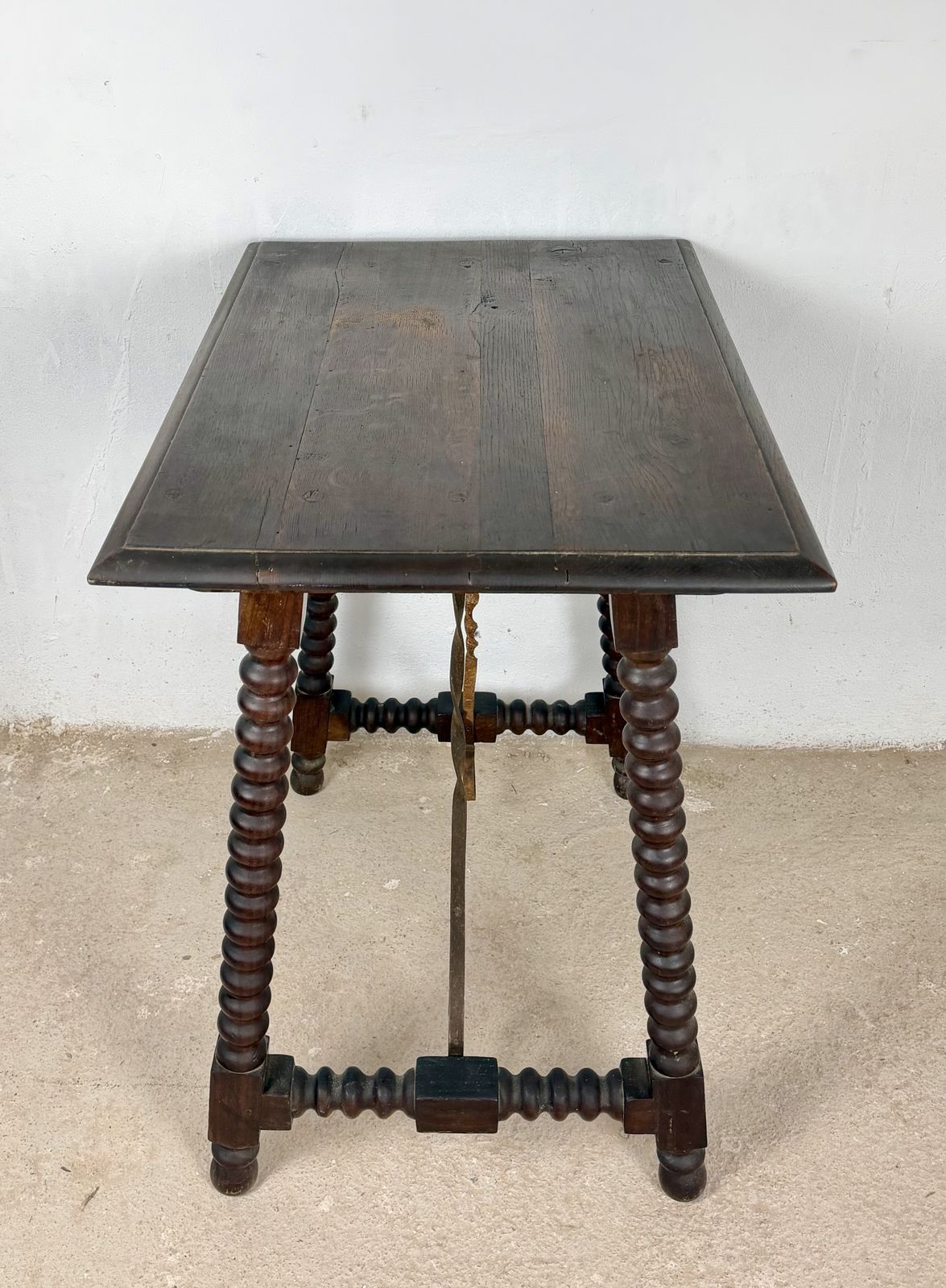 Spaanse bijzettafel met gedraaide poten en smeedijzeren verbindingsstangen, jaren 1930 photo vintage