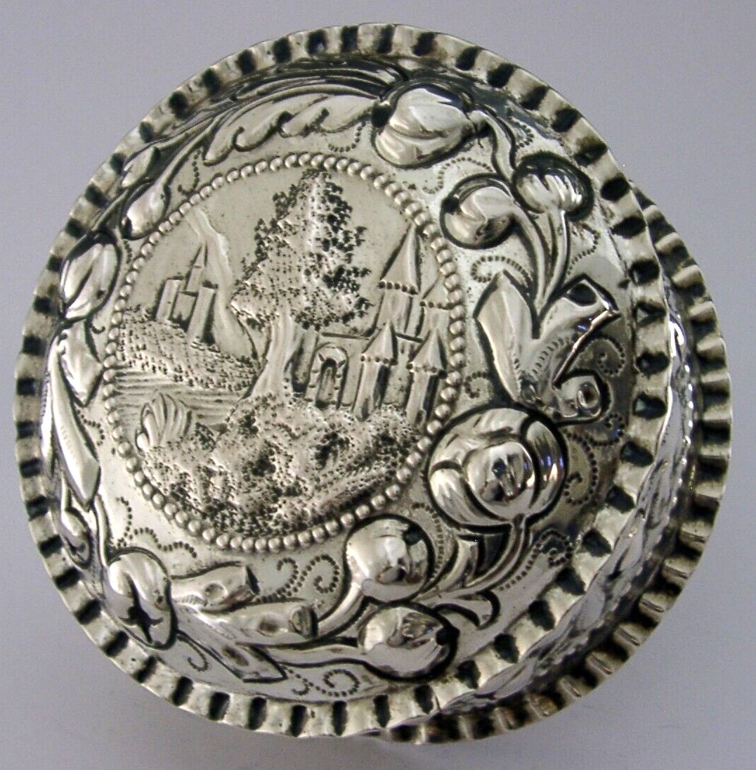 Grande boîte de table en argent massif à décor de châteaux, 196 g, d'époque, vers 1900