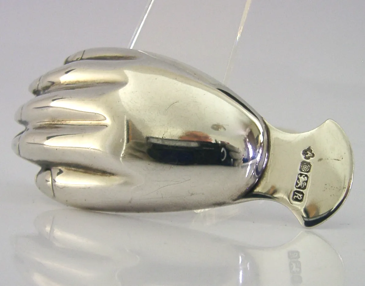 Cuillère à thé fantaisie en argent sterling Asprey, en forme de main, 1991 photo furniture