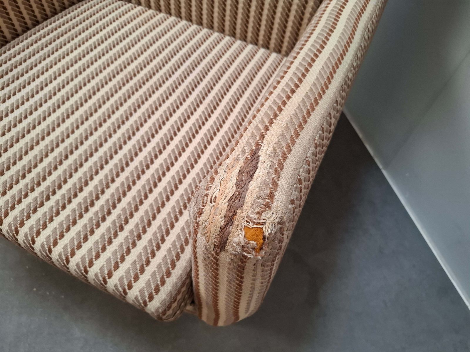 photo buy Fauteuil lounge mid-century modern à oreilles sur roulettes, revêtement vintage