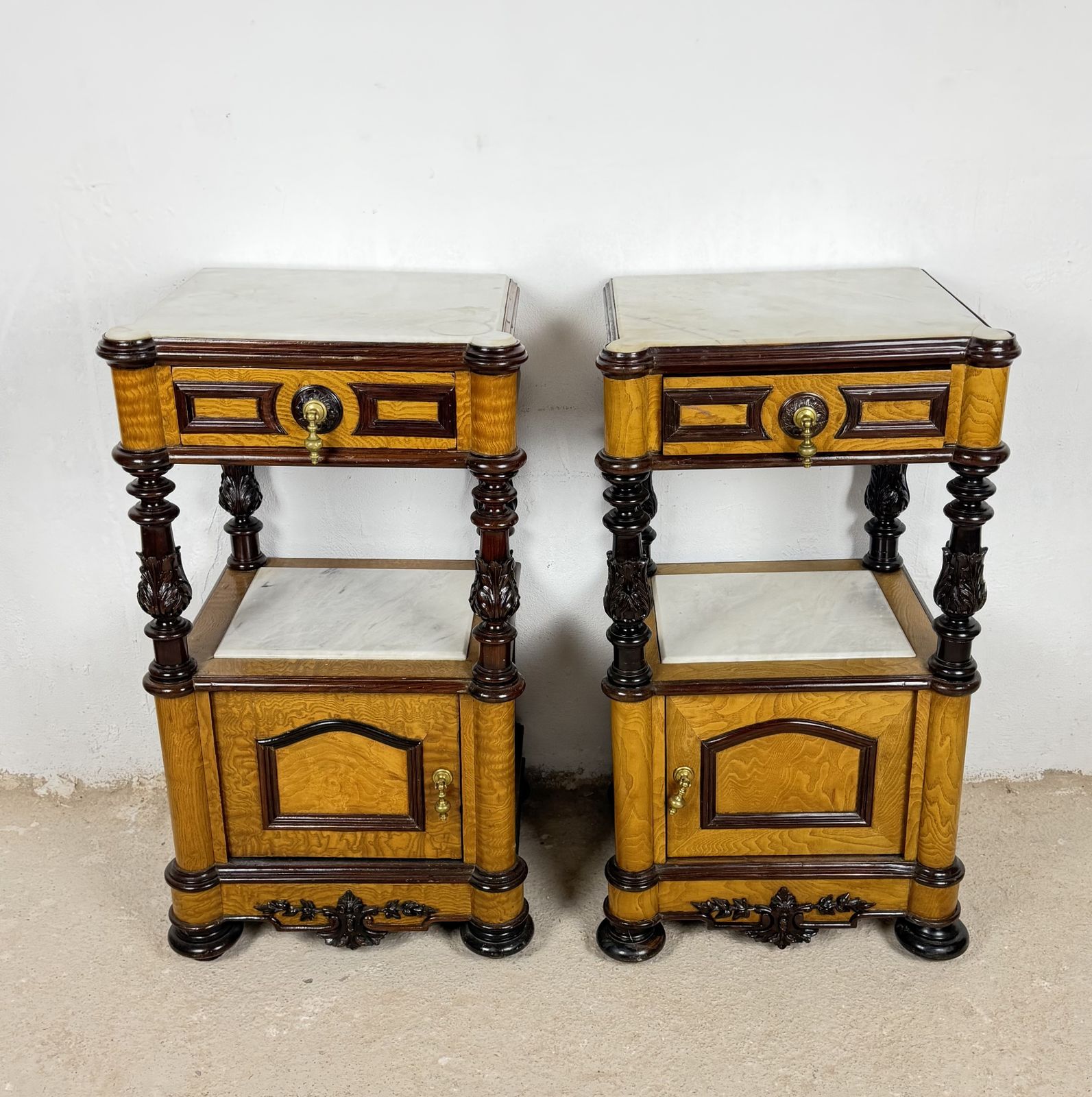 Paar Franse Empire-stijl nachtkastjes met marmeren blad en kastdeurtjes photo furniture