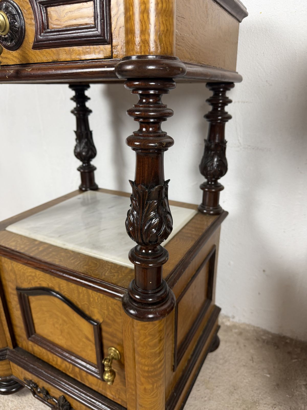 photo for sale Paar Franse Empire-stijl nachtkastjes met marmeren blad en kastdeurtjes