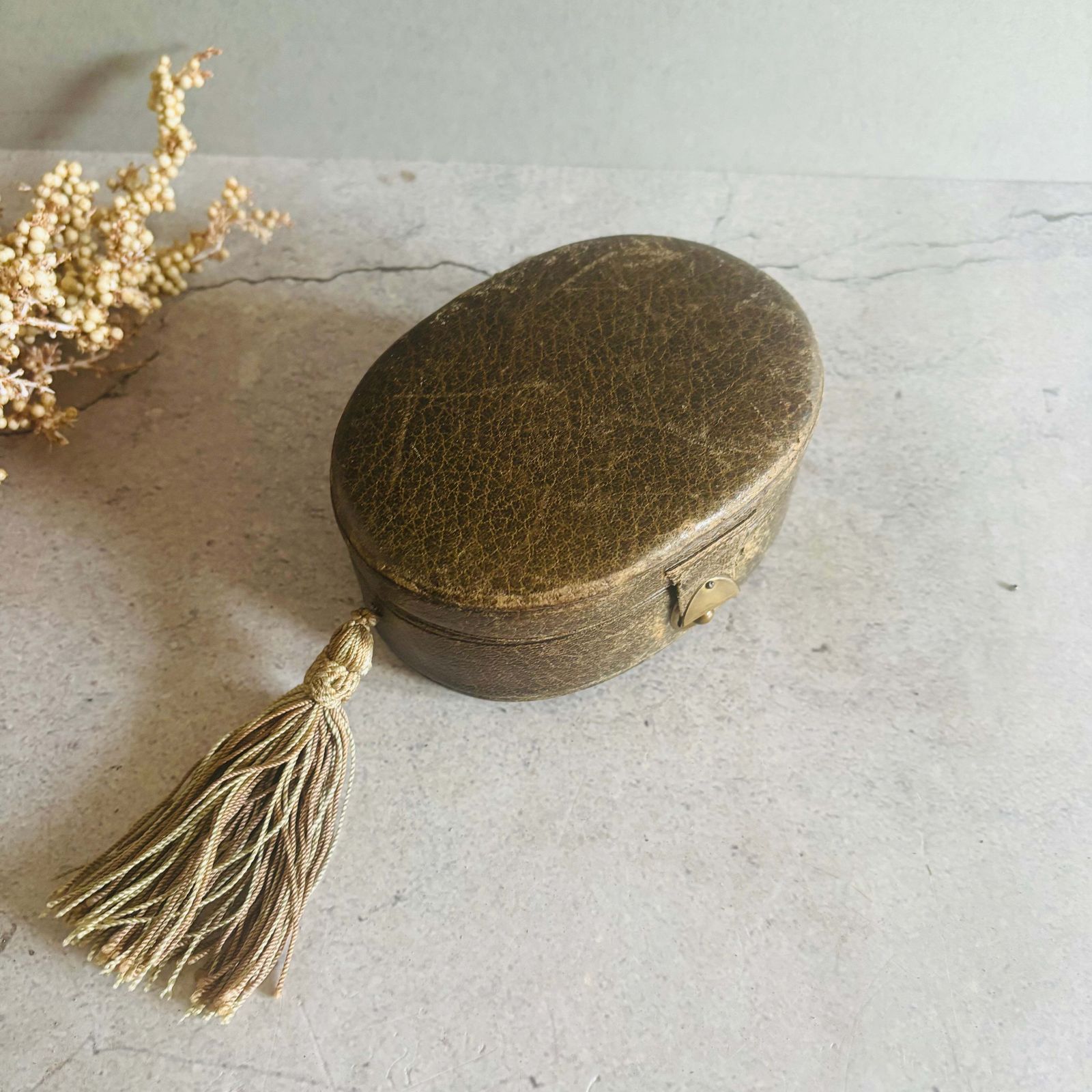 Woonaccessoires Antiek leren doosje met kwastje photo