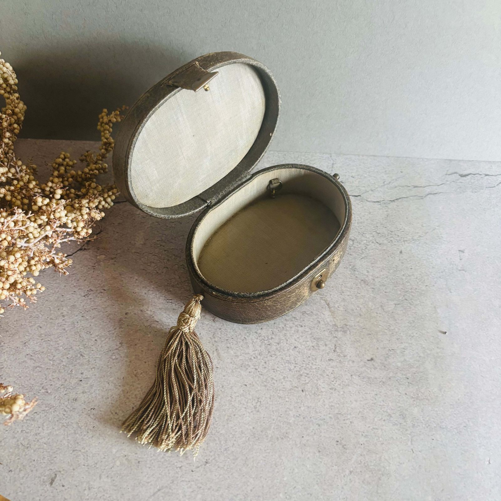 photo vinterior Antiek leren doosje met kwastje