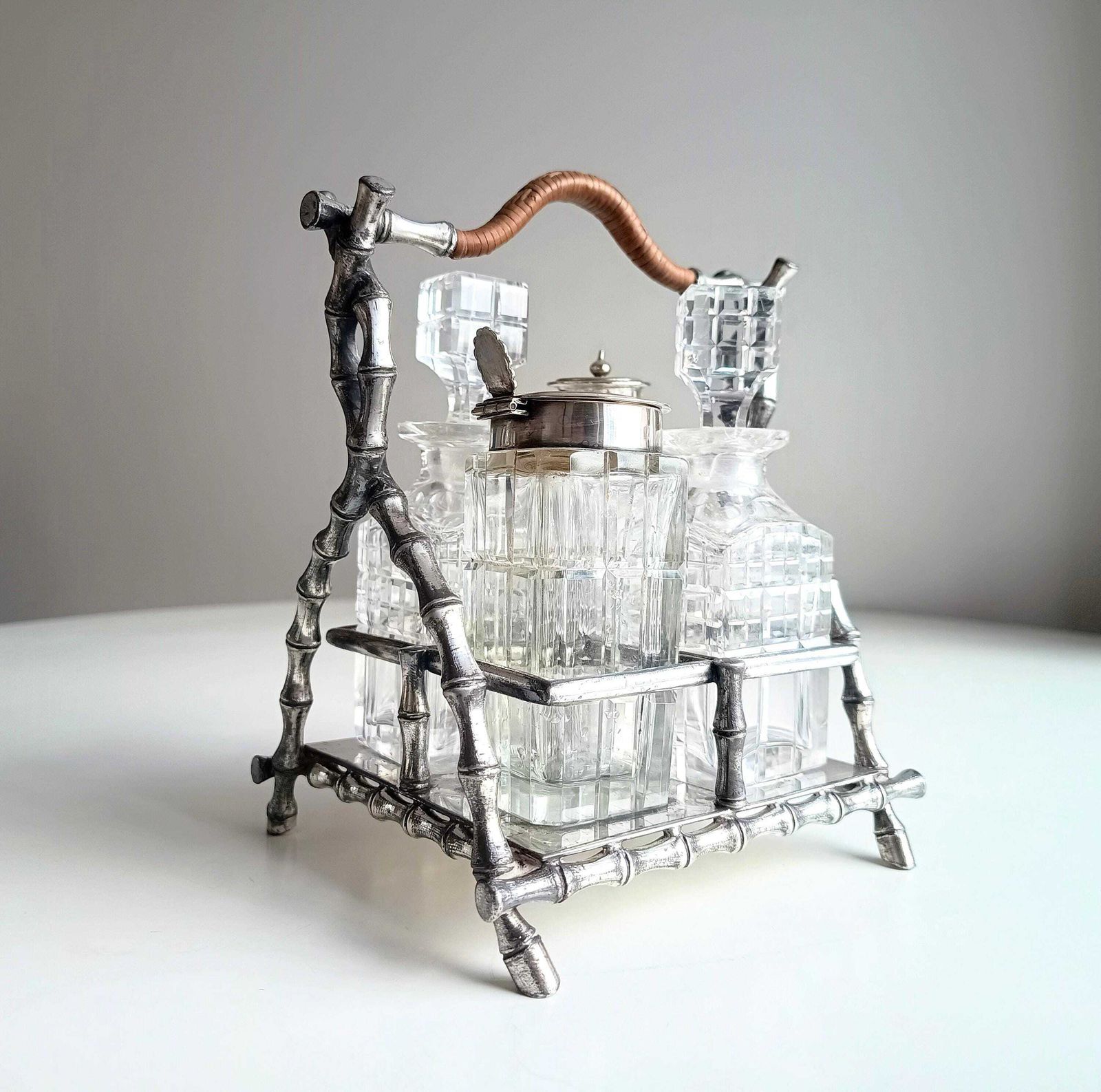 Victoriaanse Belle Époque Japonisme Faux Bamboo Cruet Stand met geslepen kristallen condimentflesjes photo for sale