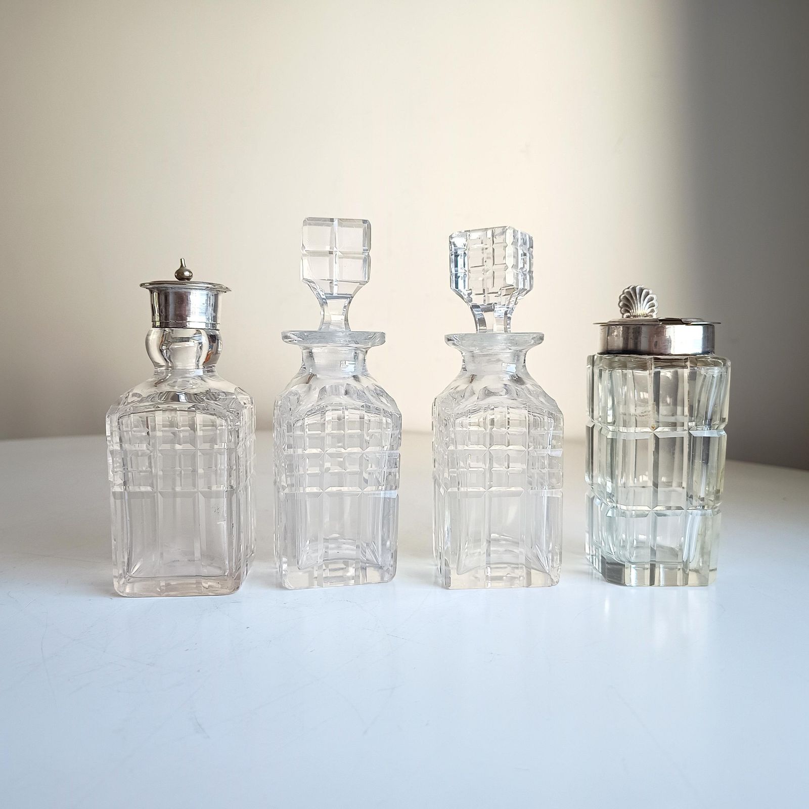 photo vintage Victoriaanse Belle Époque Japonisme Faux Bamboo Cruet Stand met geslepen kristallen condimentflesjes