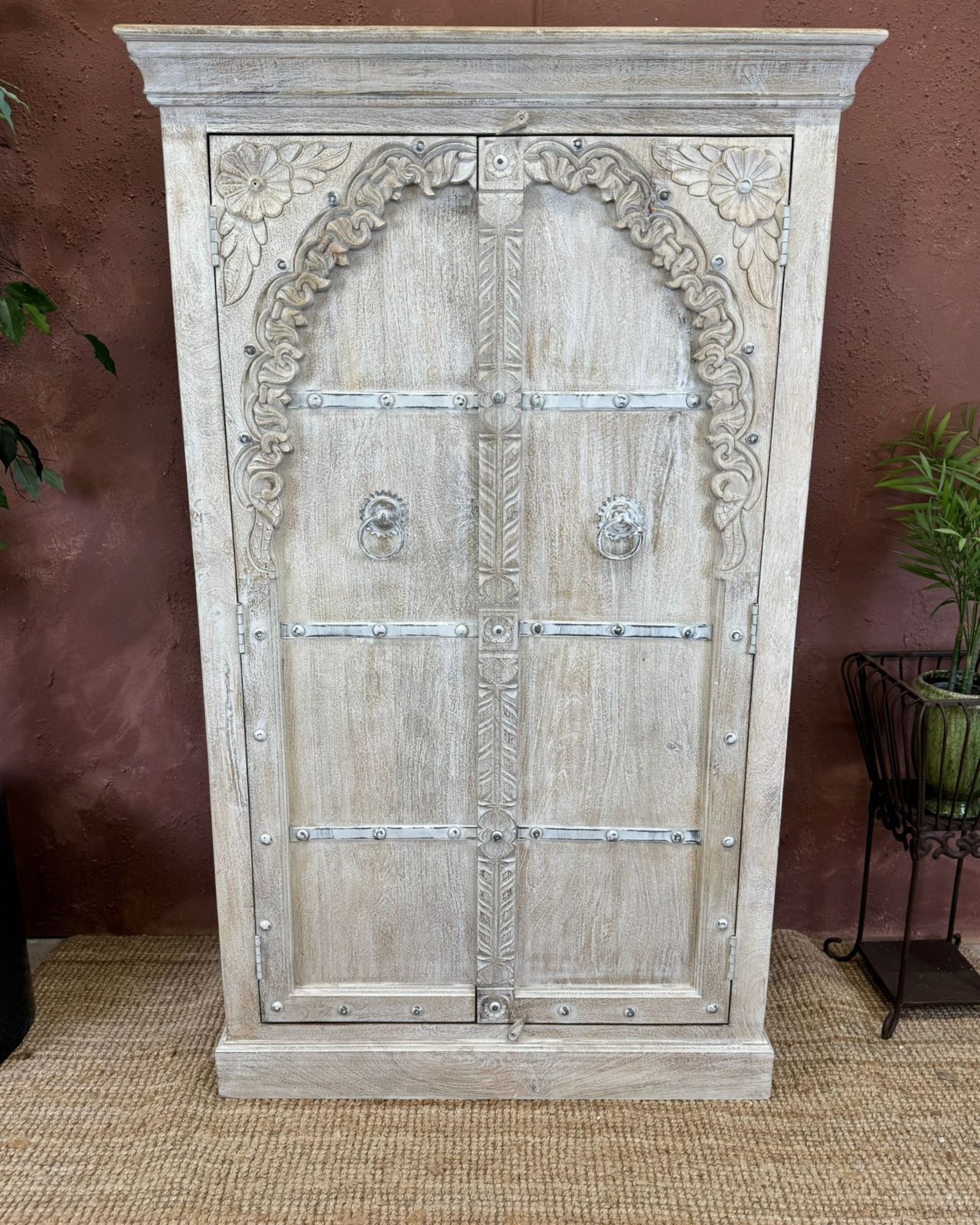 Handgesneden mangohout kledingkast met 2 deuren en witgekalkt boogmotief photo furniture