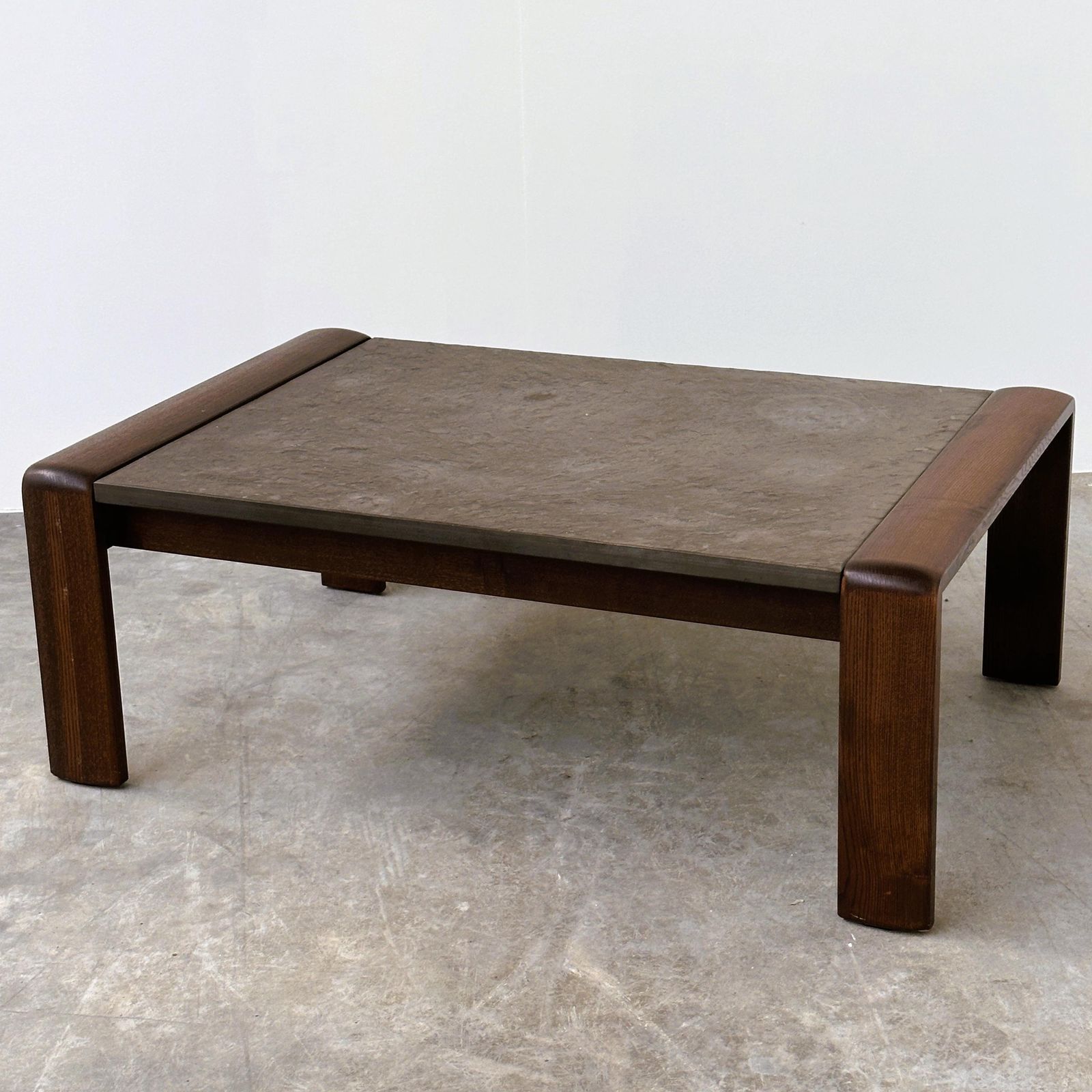 photo furniture Vintage Belgische eiken en fossiel leisteen salontafel, Brutalist Modern, jaren 1970