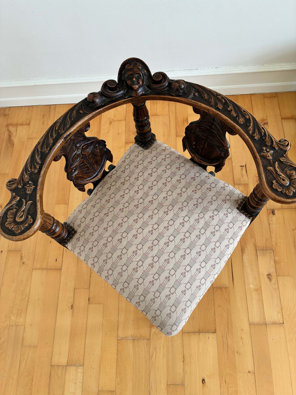 935.0 Antique English Victorian Corner Chair, Late 19th Century photo