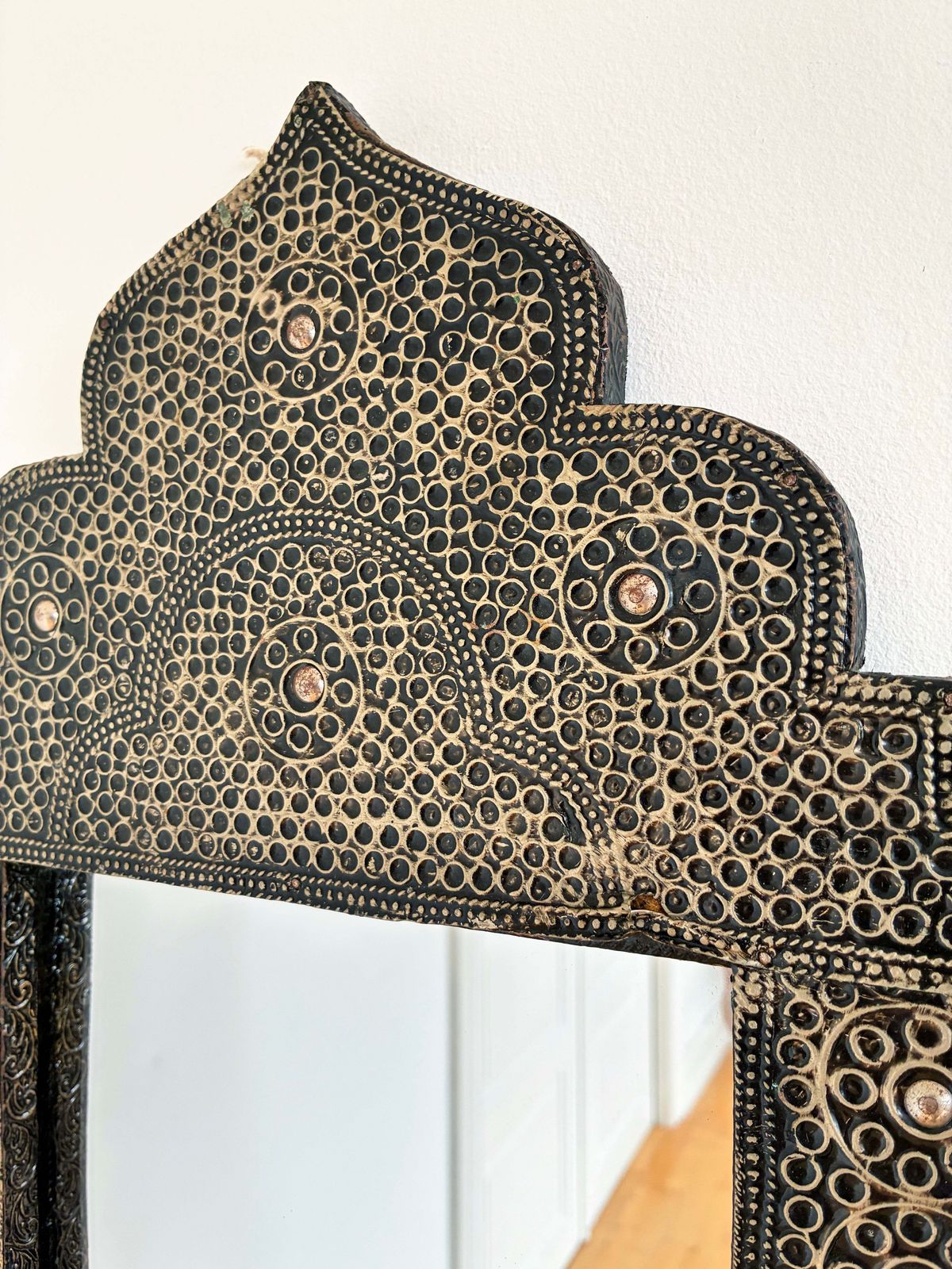 Vintage Marokkaanse Moorse wandspiegel, sierlijk messingkleurig metaalwerk, eind 20e eeuw photo furniture