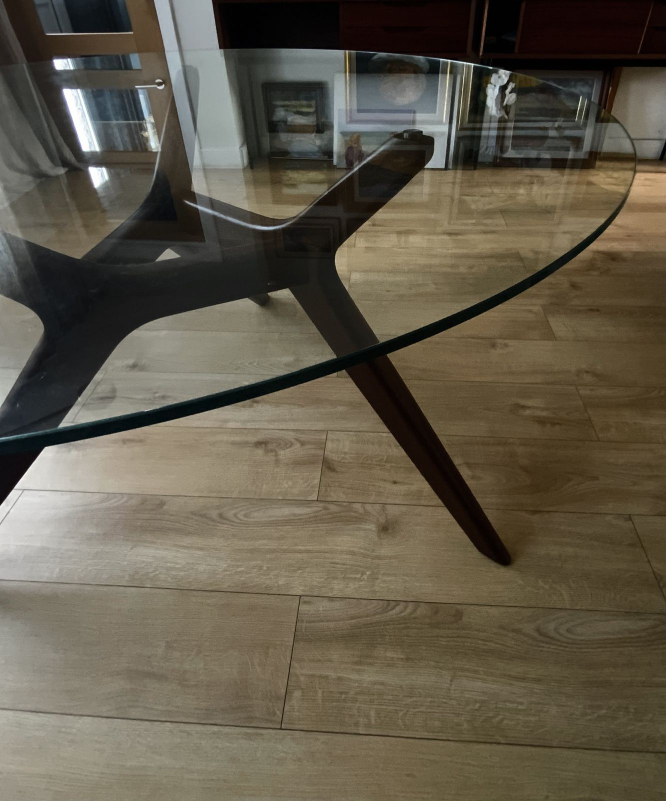 Ronde glazen tafel met massief walnoten onderstel, naturel donker hout photo for sale
