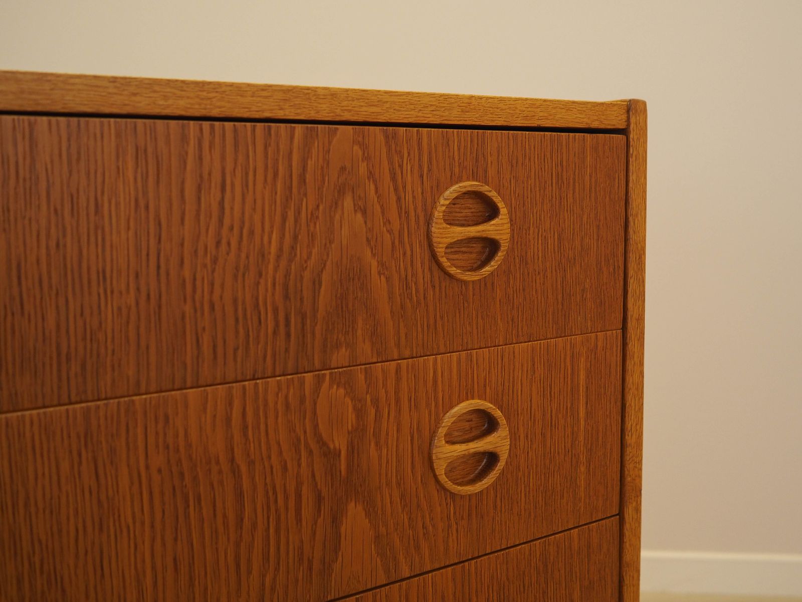 Mobilier Commode danoise en placage de frêne, années 1970, poignées rondes et pieds noirs photo