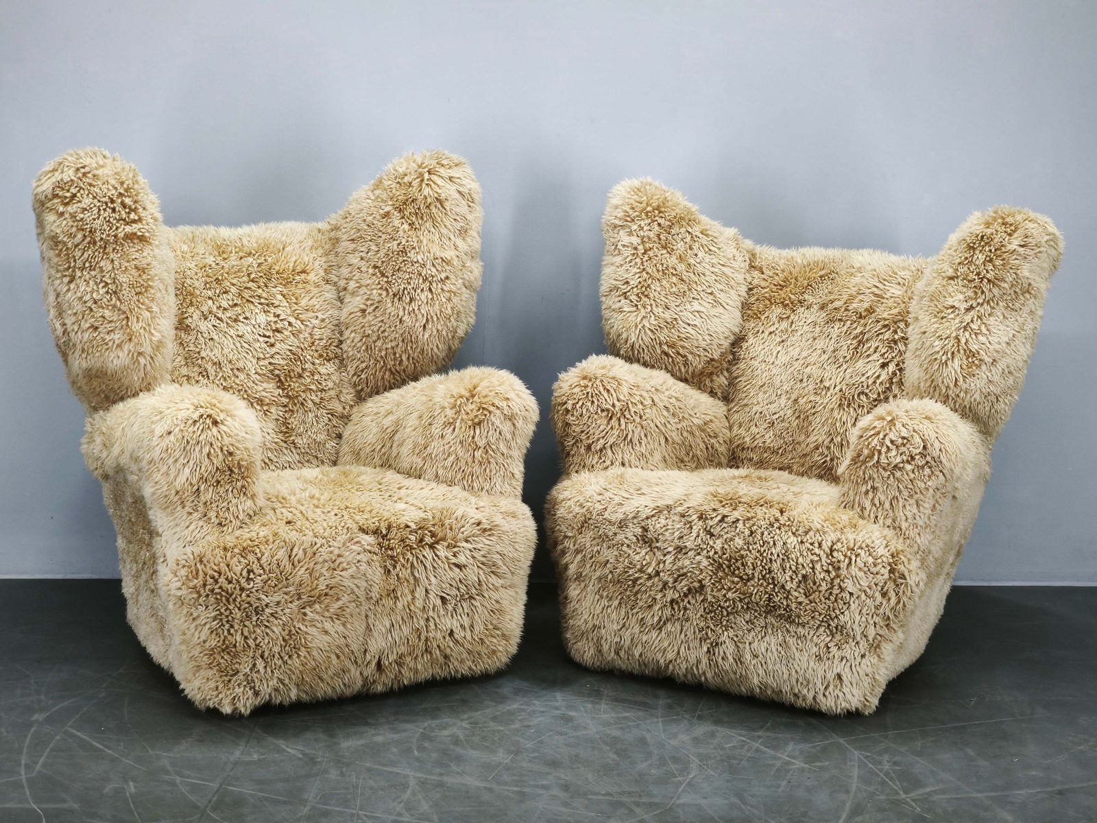 Zeldzaam paar monumentale art deco Skandilock schapenvacht fauteuils met vleugelleuning, jaren 1930 photo buy