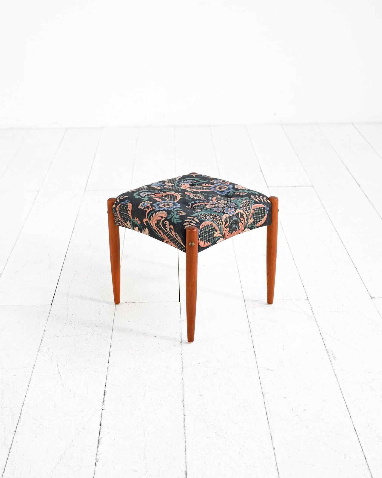 Scandinavische teakhouten kruk met gestoffeerde zitting, ca. jaren 1960/1970