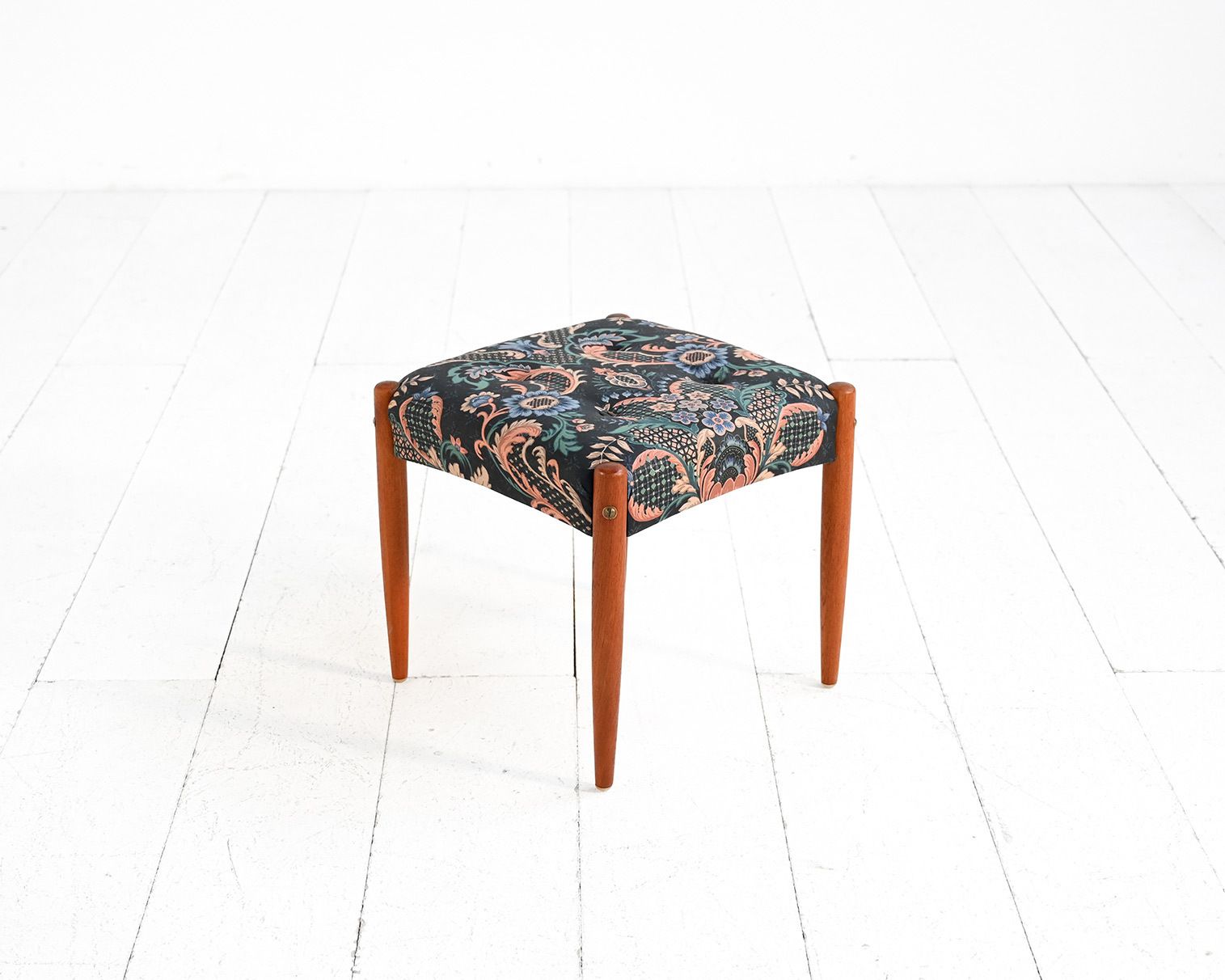 Scandinavische teakhouten kruk met gestoffeerde zitting, ca. jaren 1960/1970 photo furniture