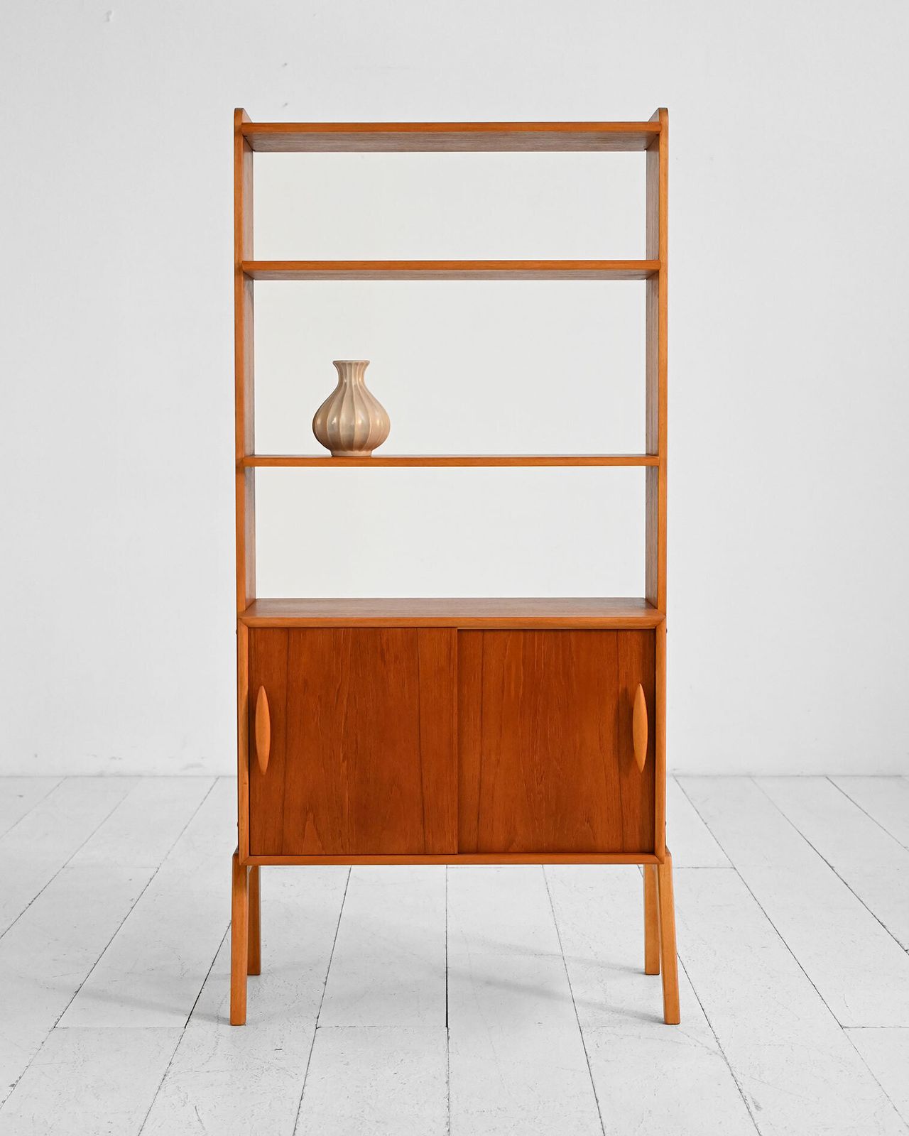 Bibliothèque scandinave en teck à portes coulissantes, années 1950/60 photo furniture
