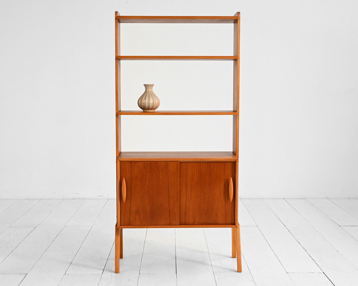 Bibliothèque scandinave en teck à portes coulissantes, années 1950/60