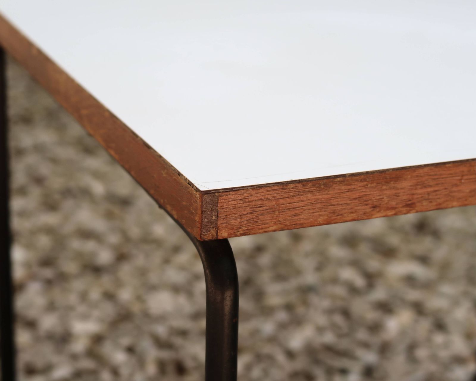 Table basse volante blanche par Pierre Guariche pour Steiner, années 1950. photo Mobilier