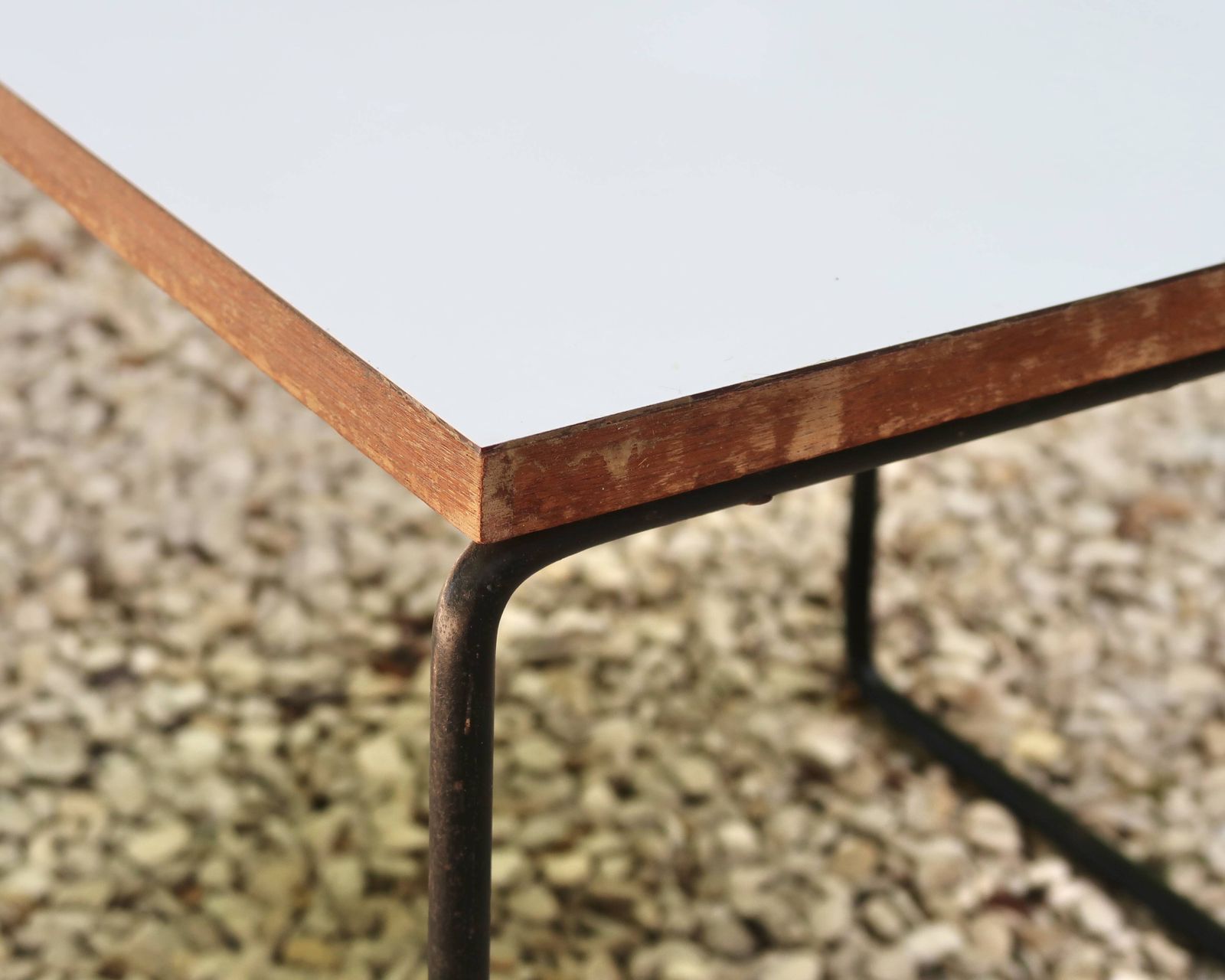 Table basse volante blanche par Pierre Guariche pour Steiner, années 1950. photo 411.0