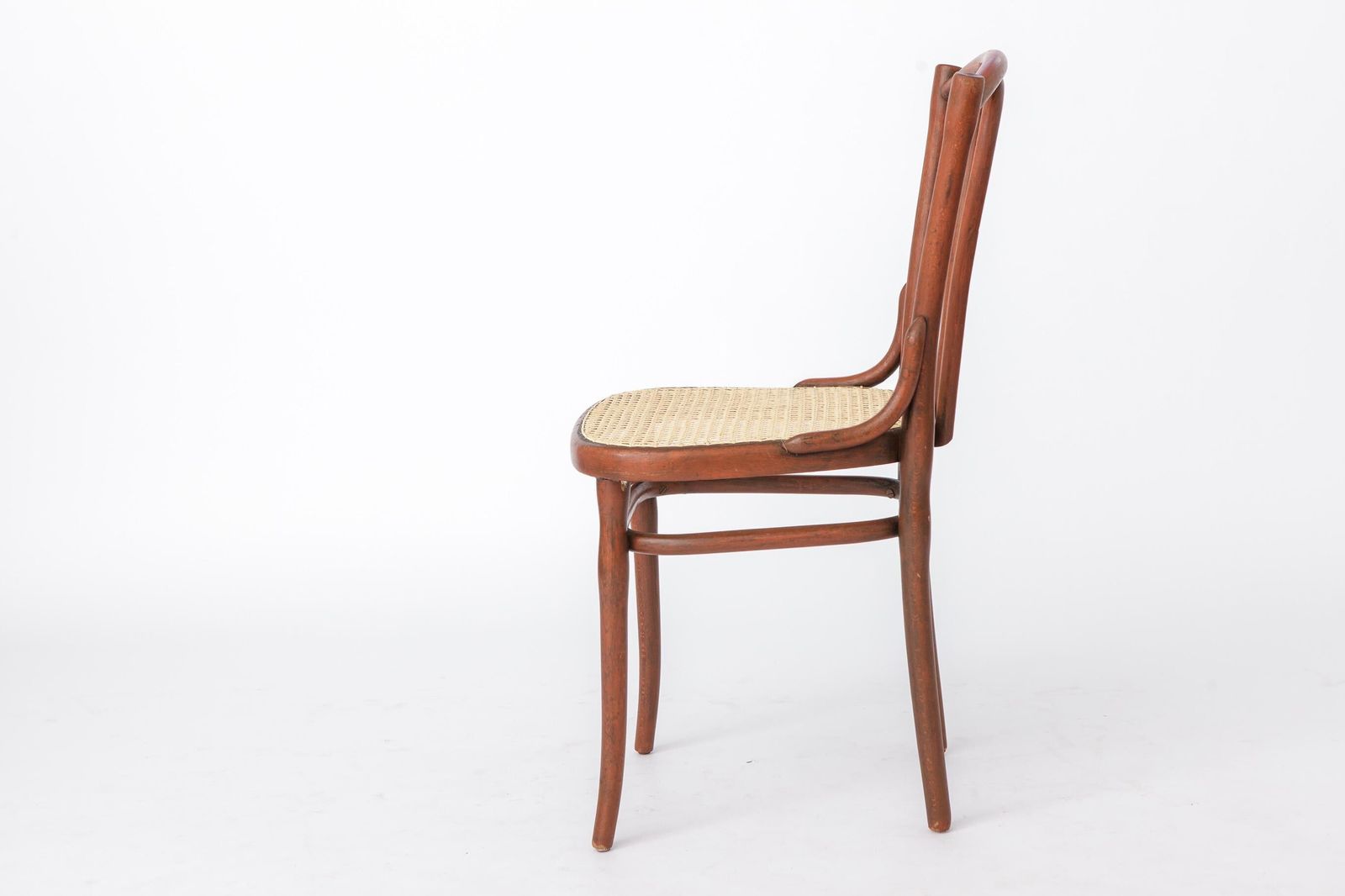 Antiek Bentwood-stoel in de stijl van Thonet No. 56 | Oostenrijkse rotan bistrostoel | jaren 1930 photo vinterior